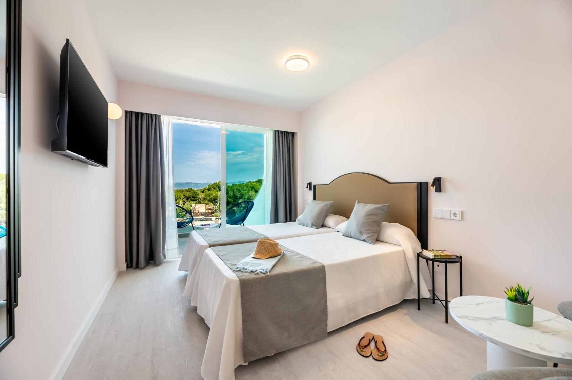 Zweibettzimmer mit Poolblick