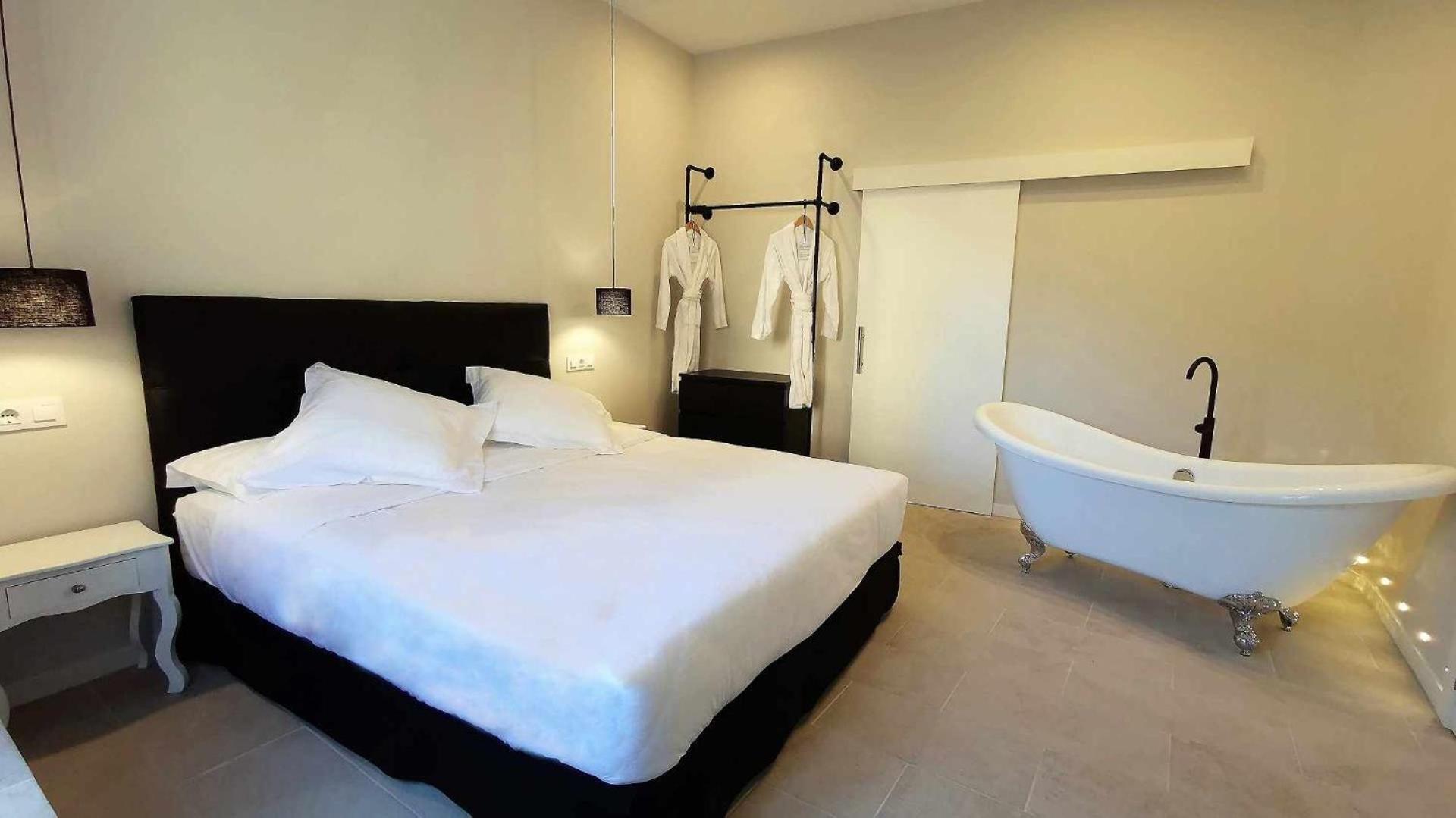 Deluxe Double Room Bath