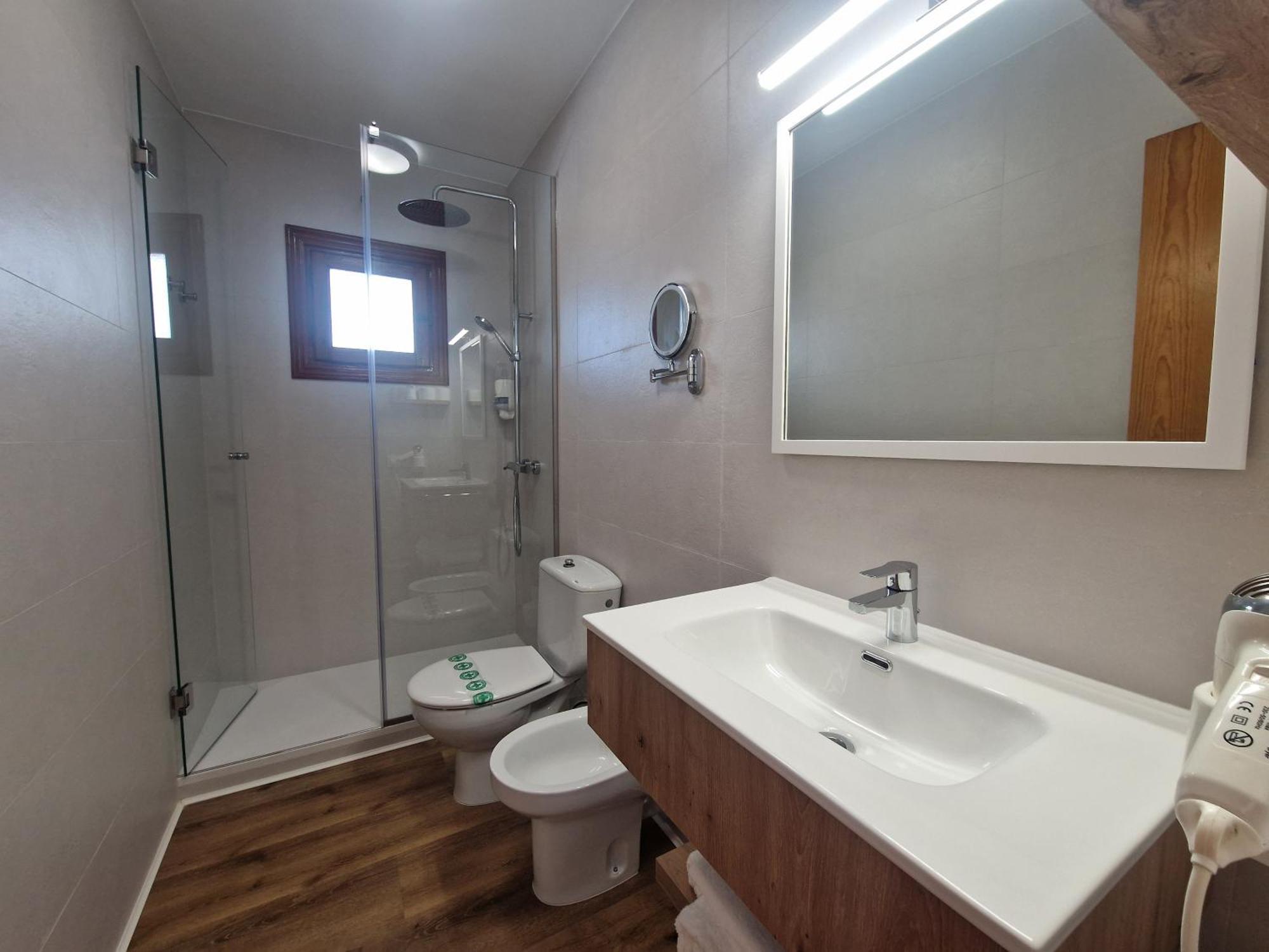 Habitación Doble Deluxe con balcón y vistas al mar