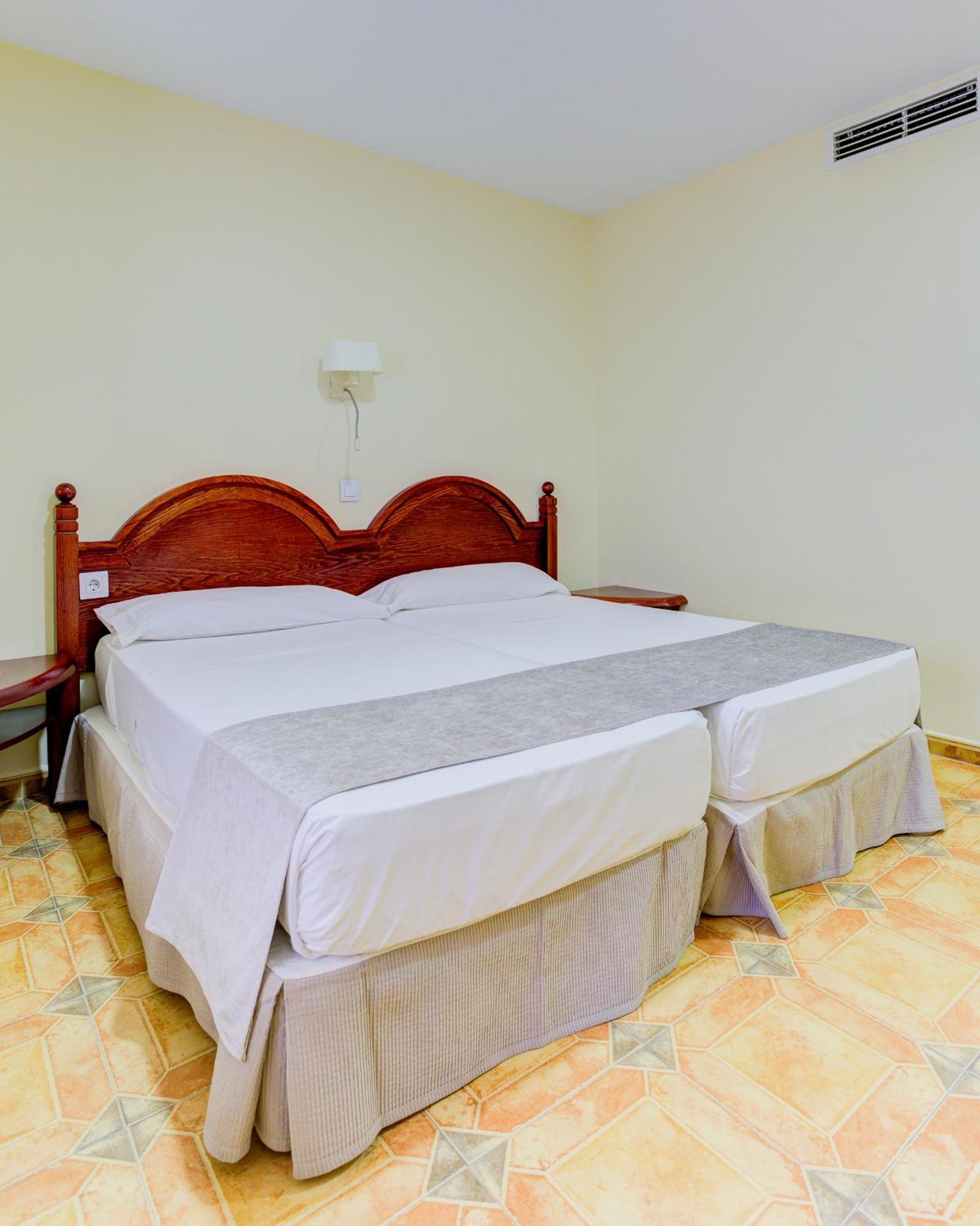 Twin Room,1600704913:JPEG
