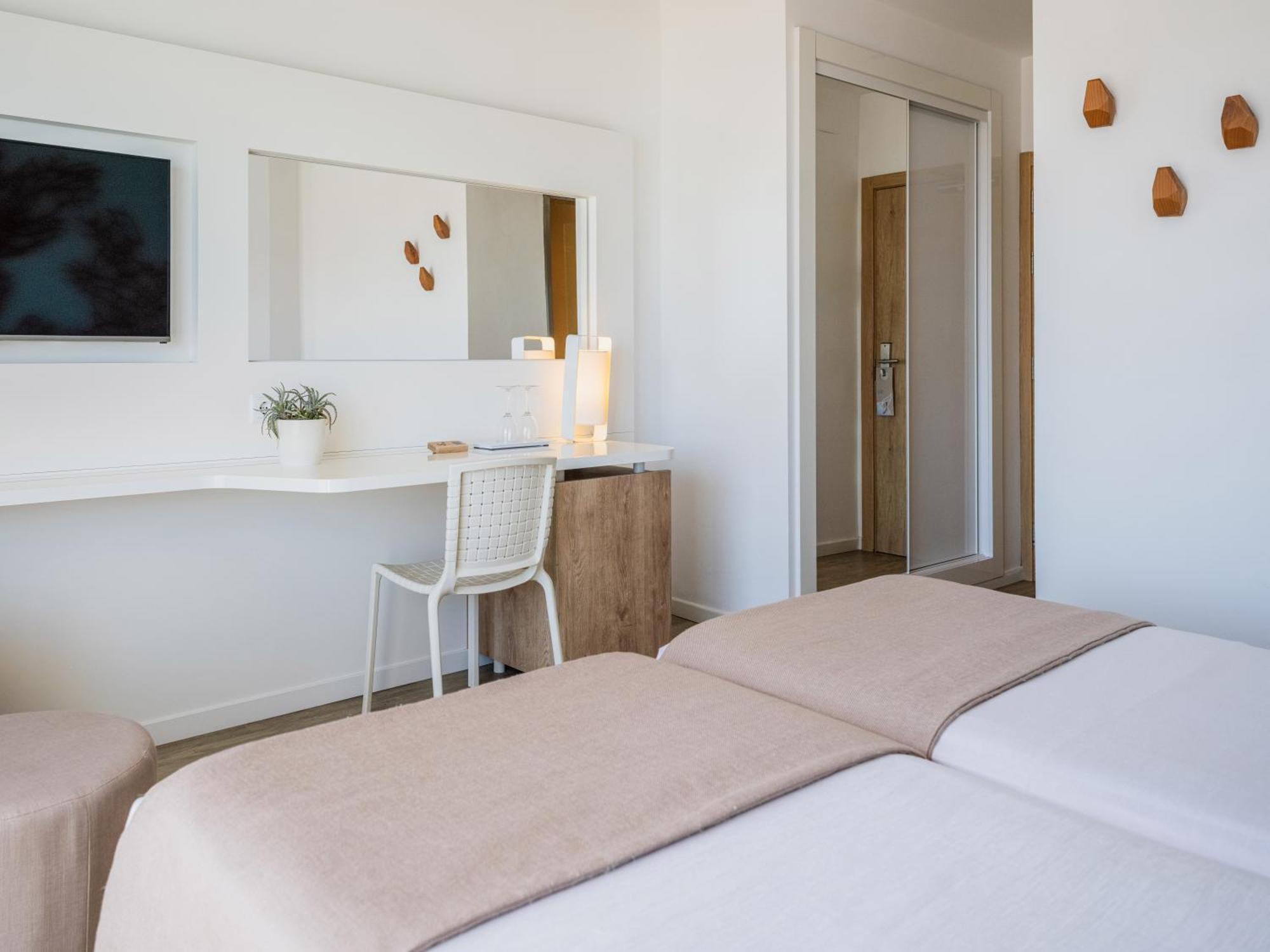 Twin Room Lateral Sea View