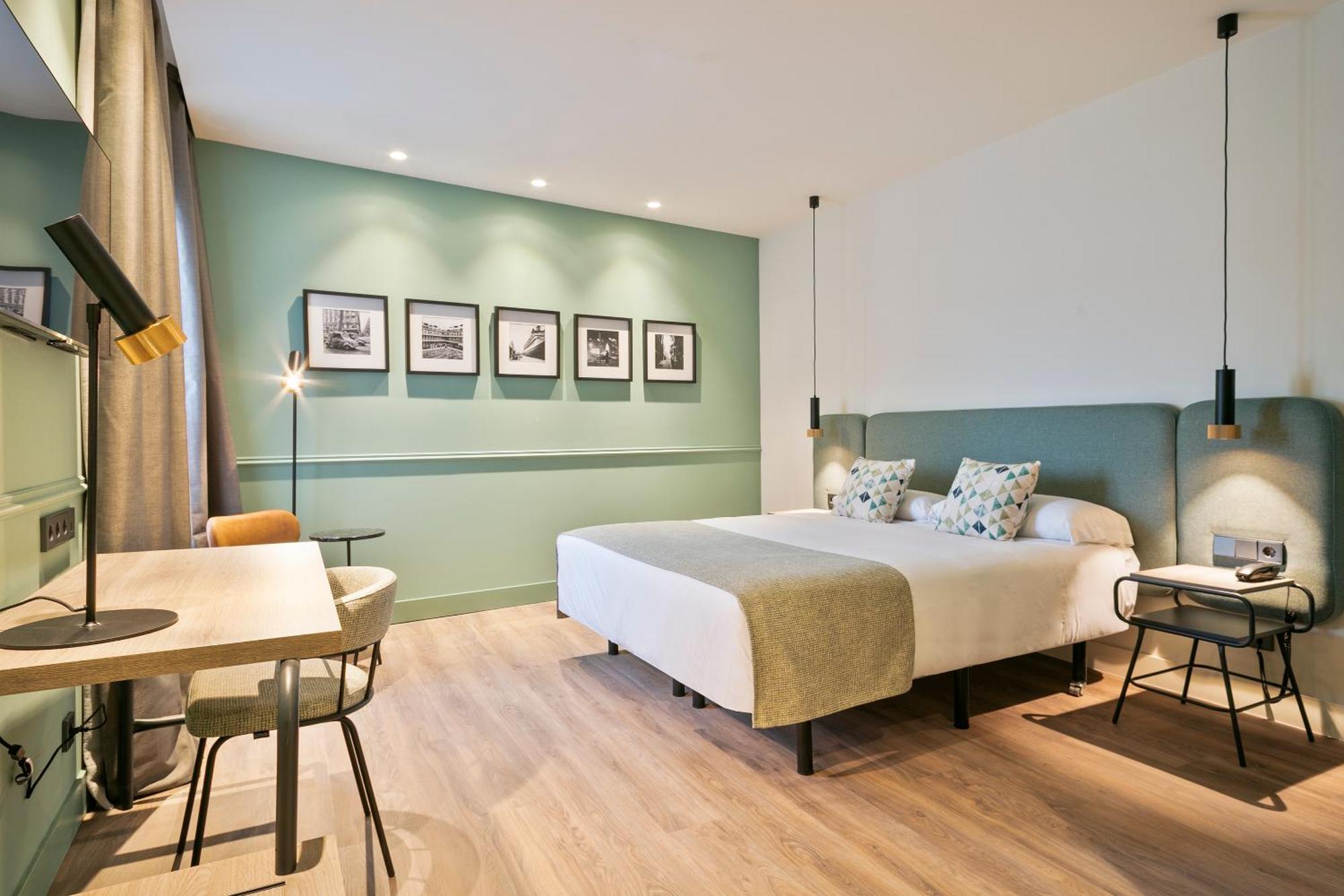 Zimmer mit Queensize-Bett und Balkon
