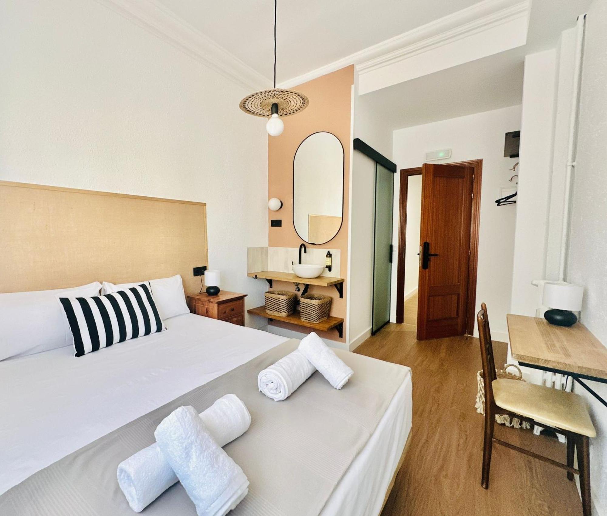 Habitación con cama grande