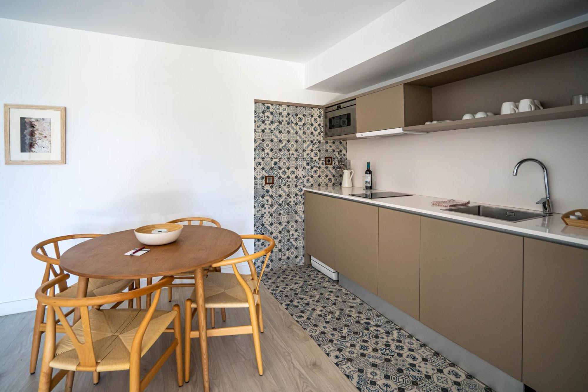 Deluxe One-Bedroom Apartment,1614355712:JPEG