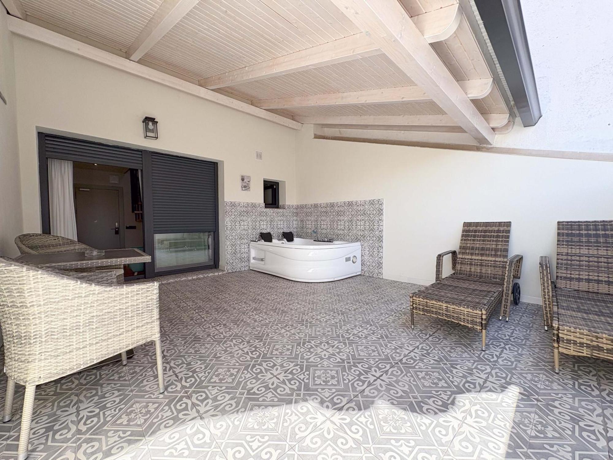 Suite con bañera de hidromasaje en la terraza