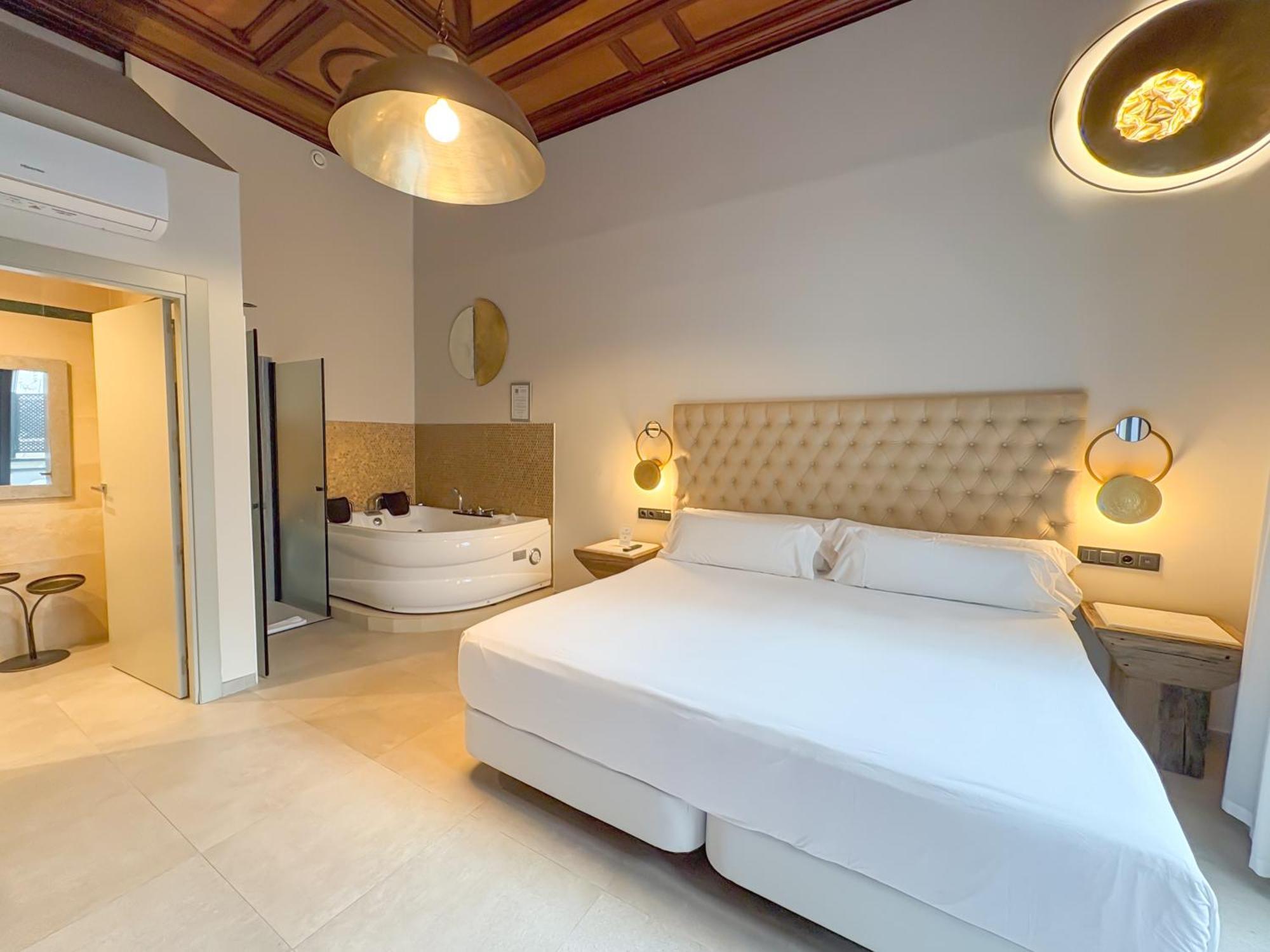 Suite con bañera de hidromasaje y terraza