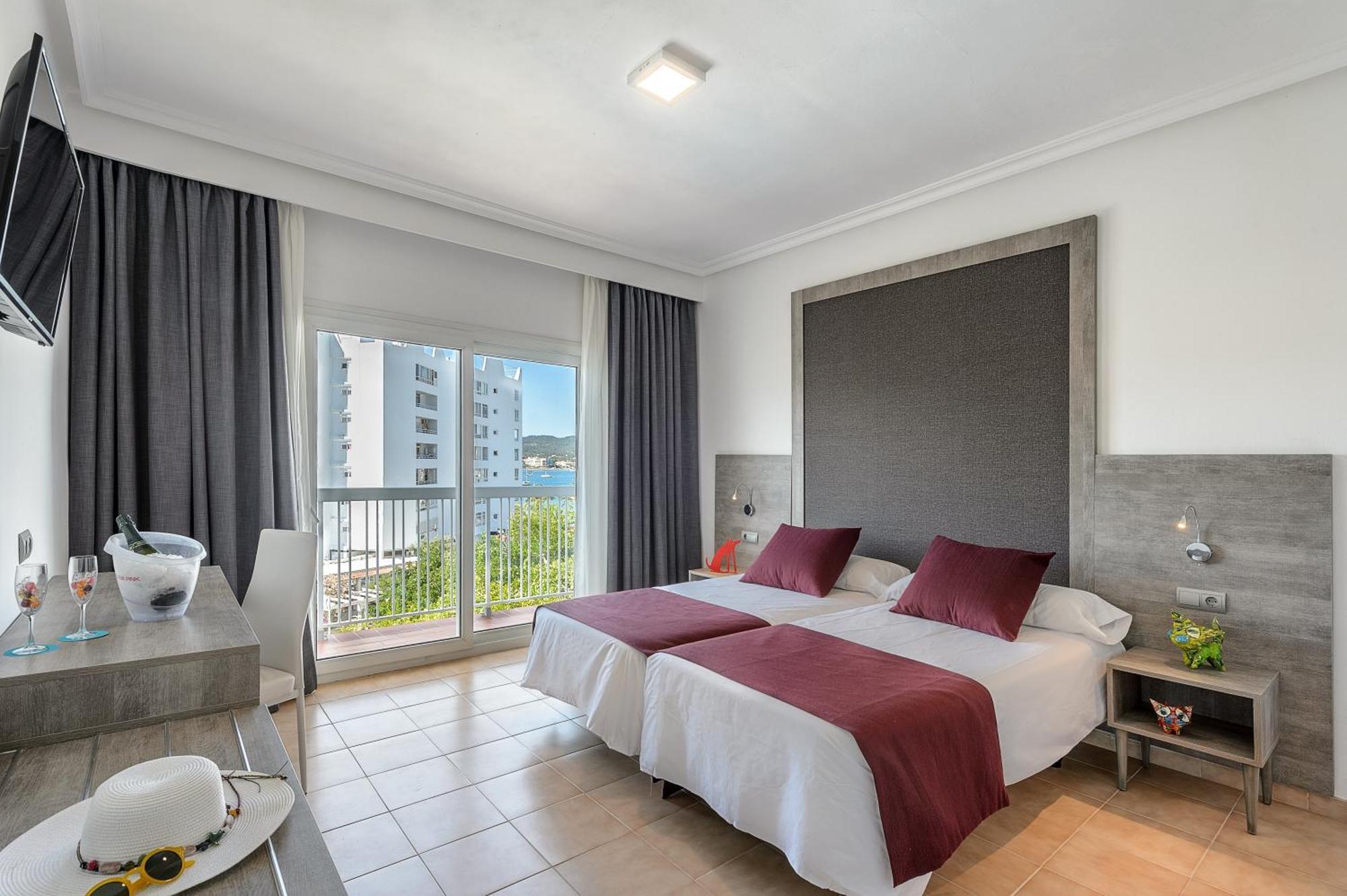 Twin Room with Terrace with Pool View