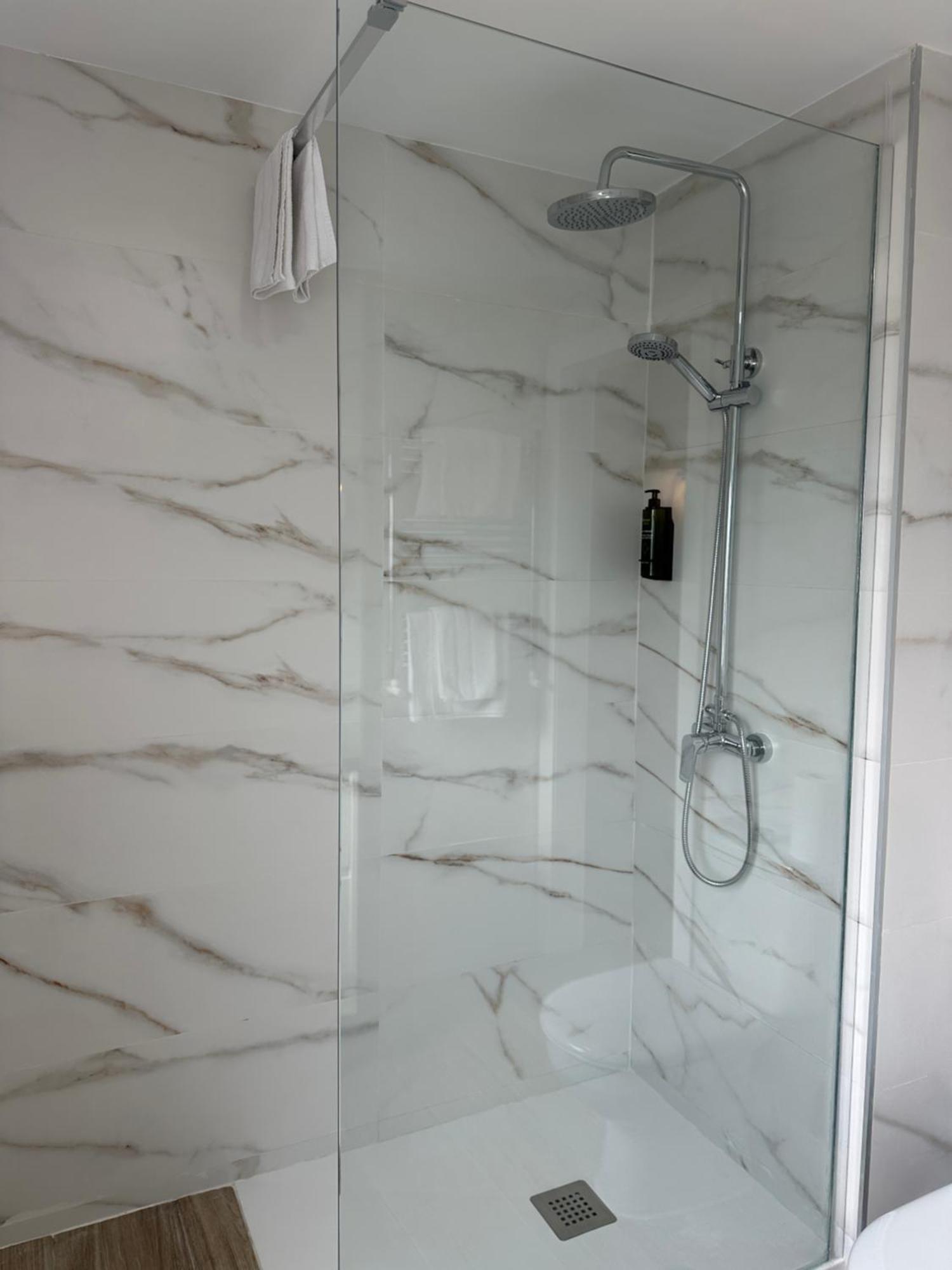 Habitación Doble con baño - 2 camas