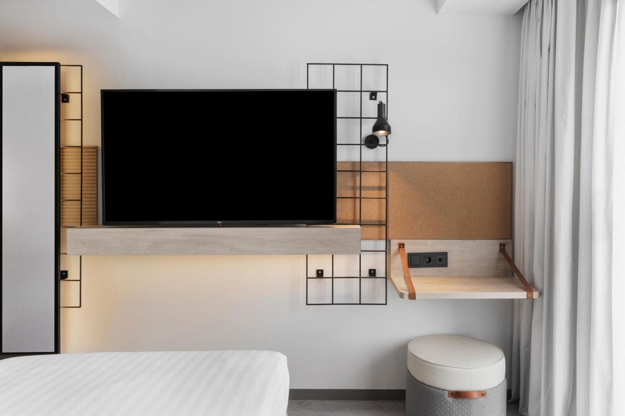 Moxy Single Room Balcony