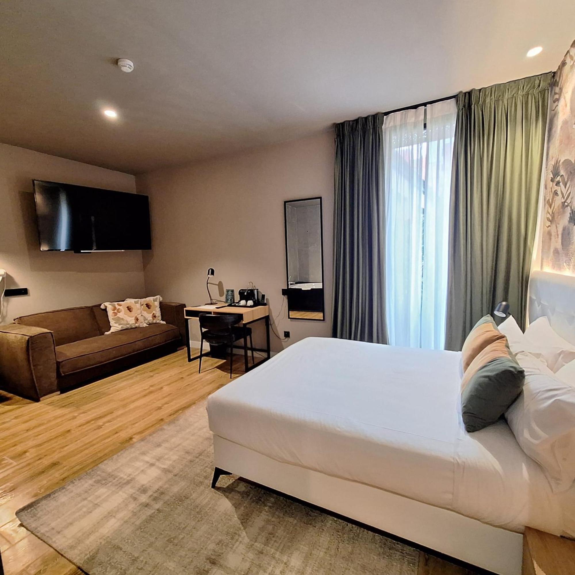 Deluxe Suite Spa Bath