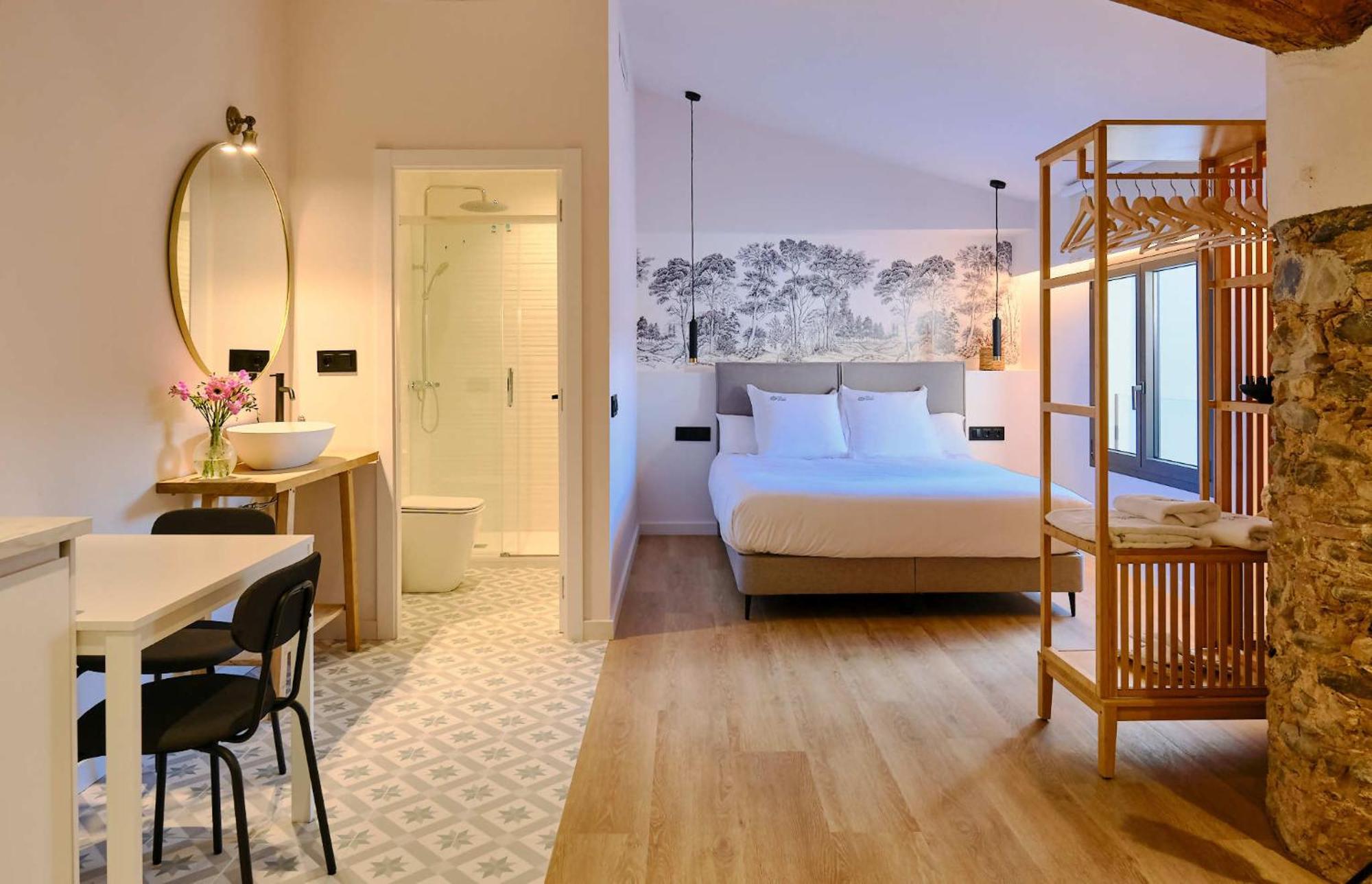 Estudio con cama extragrande y sofá cama