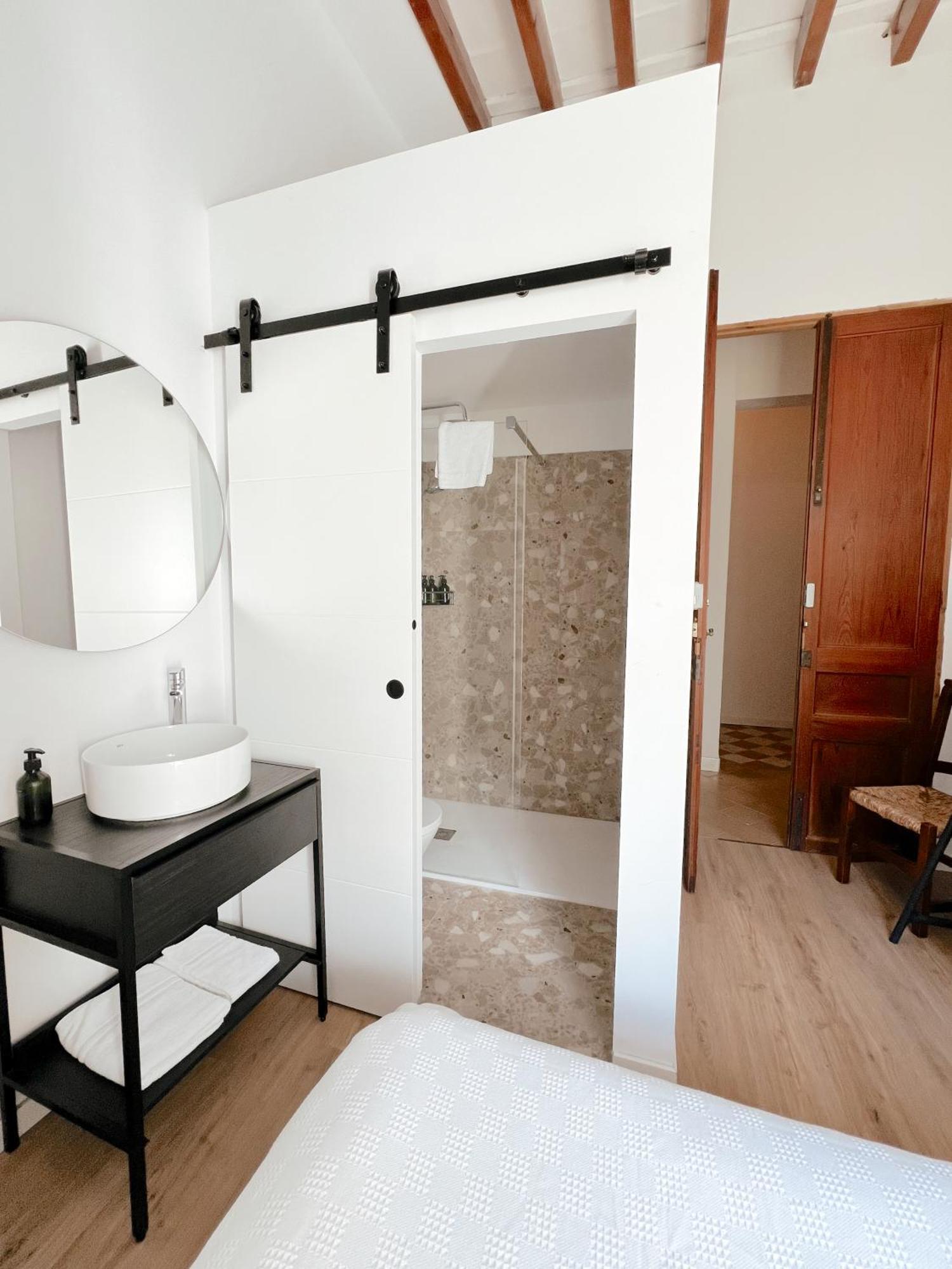 Single Room with Mountain View,1636001221:JPEG