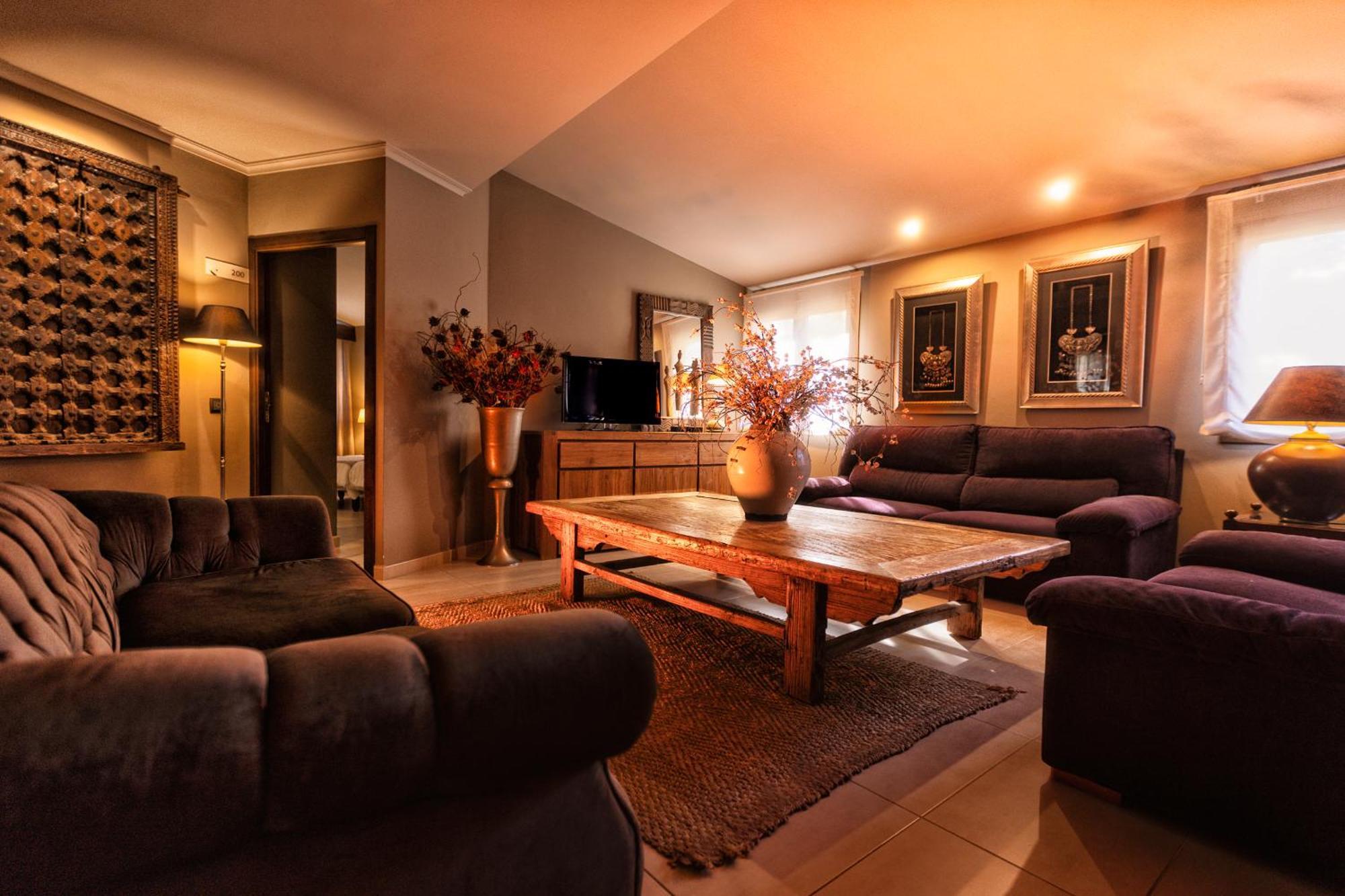 Executive Suite,1765159740:JPEG
