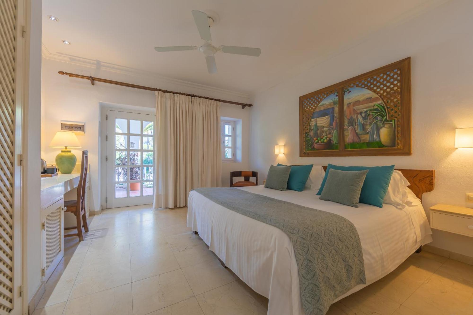 Double or Twin Room with Mountain View