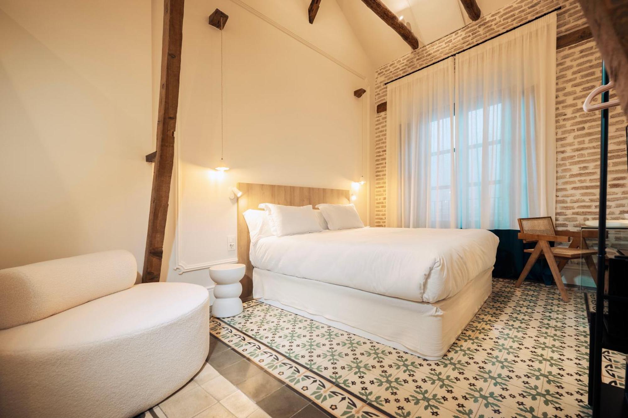Habitación con cama extragrande y balcón