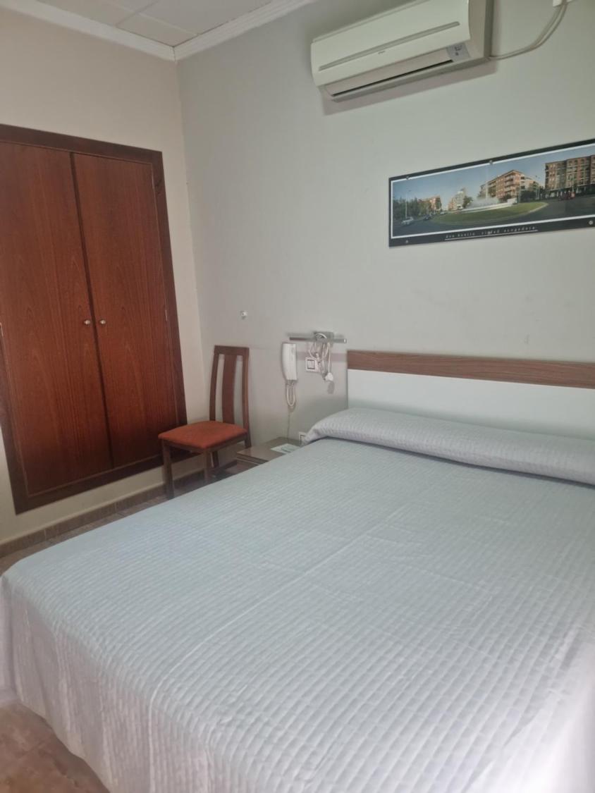 Habitación con cama grande