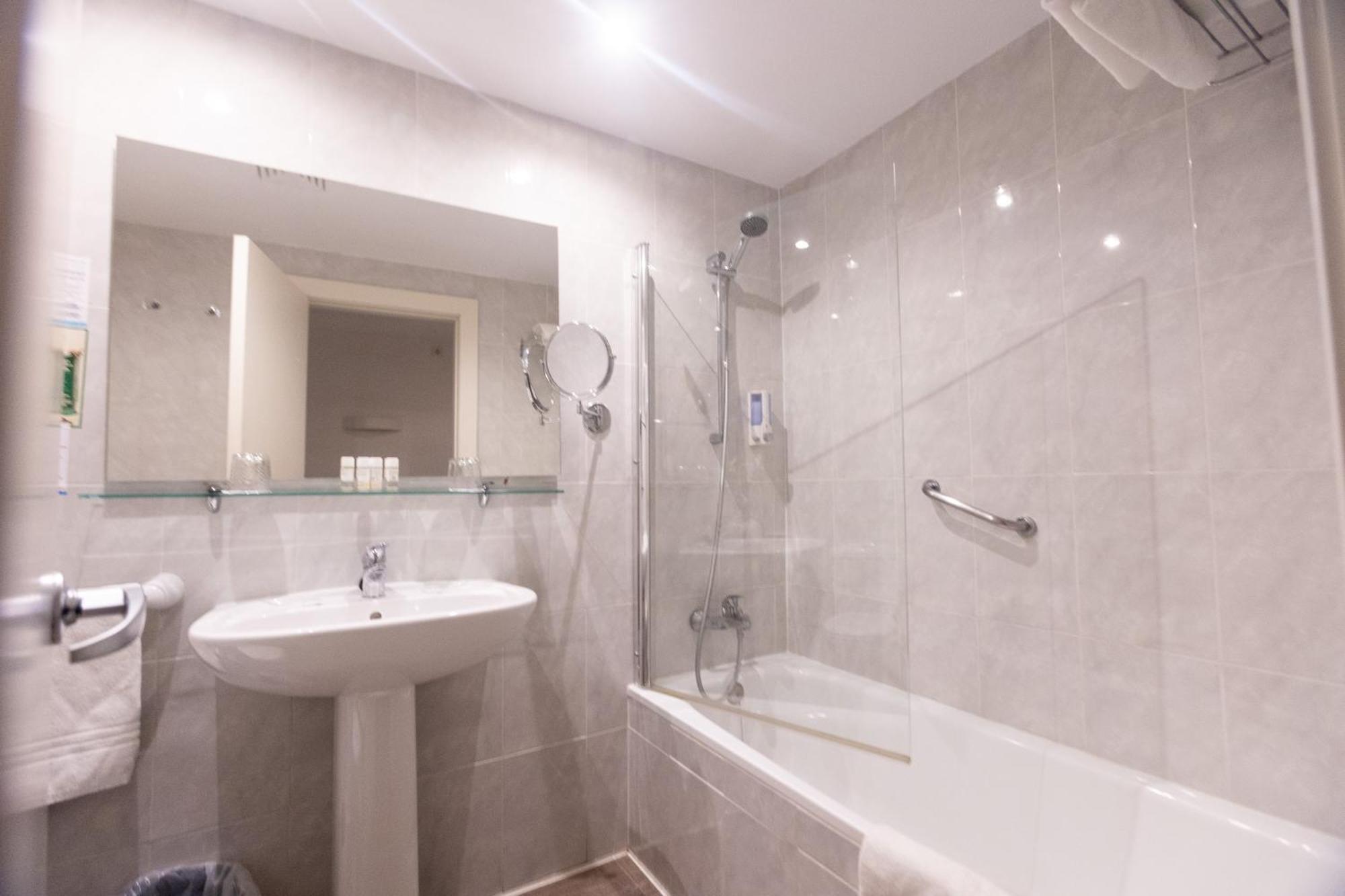 Double single use room with lateral sea view