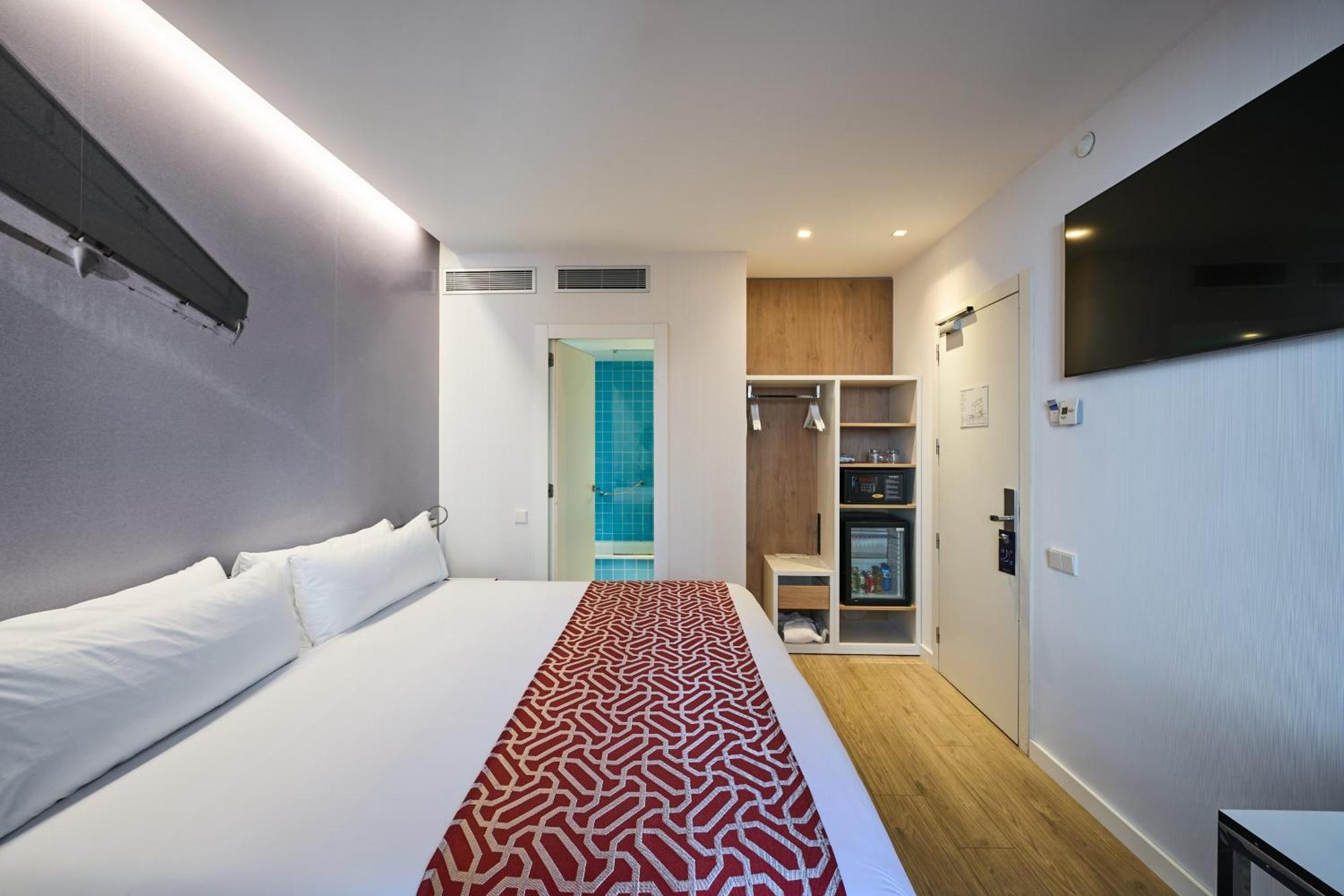Double Room with Street View,1649879877:JPEG