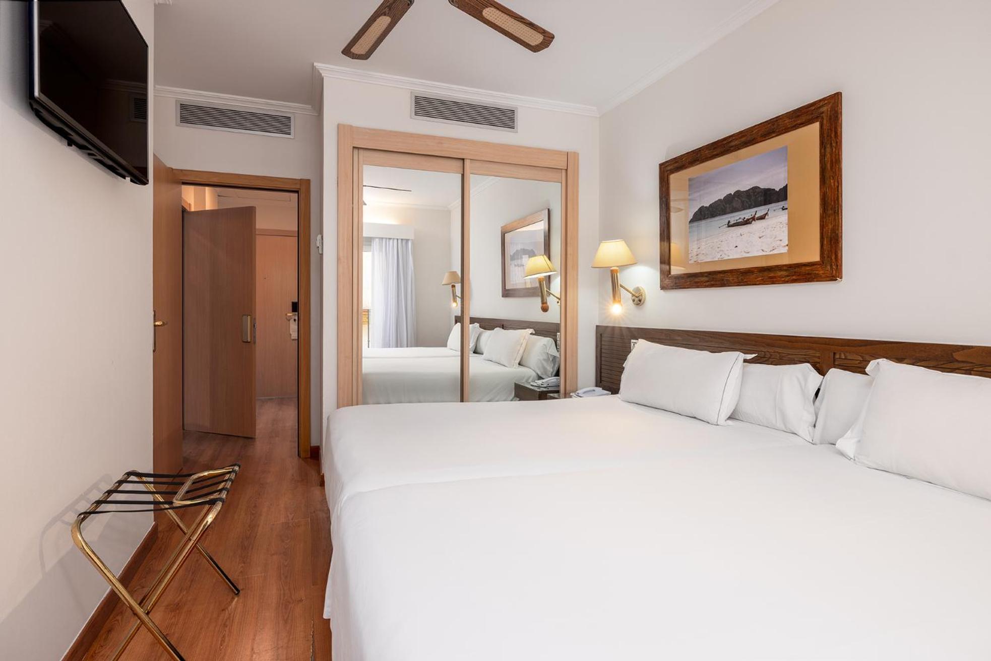 Two Connecting Double Rooms (2 Adults + 4 Children)