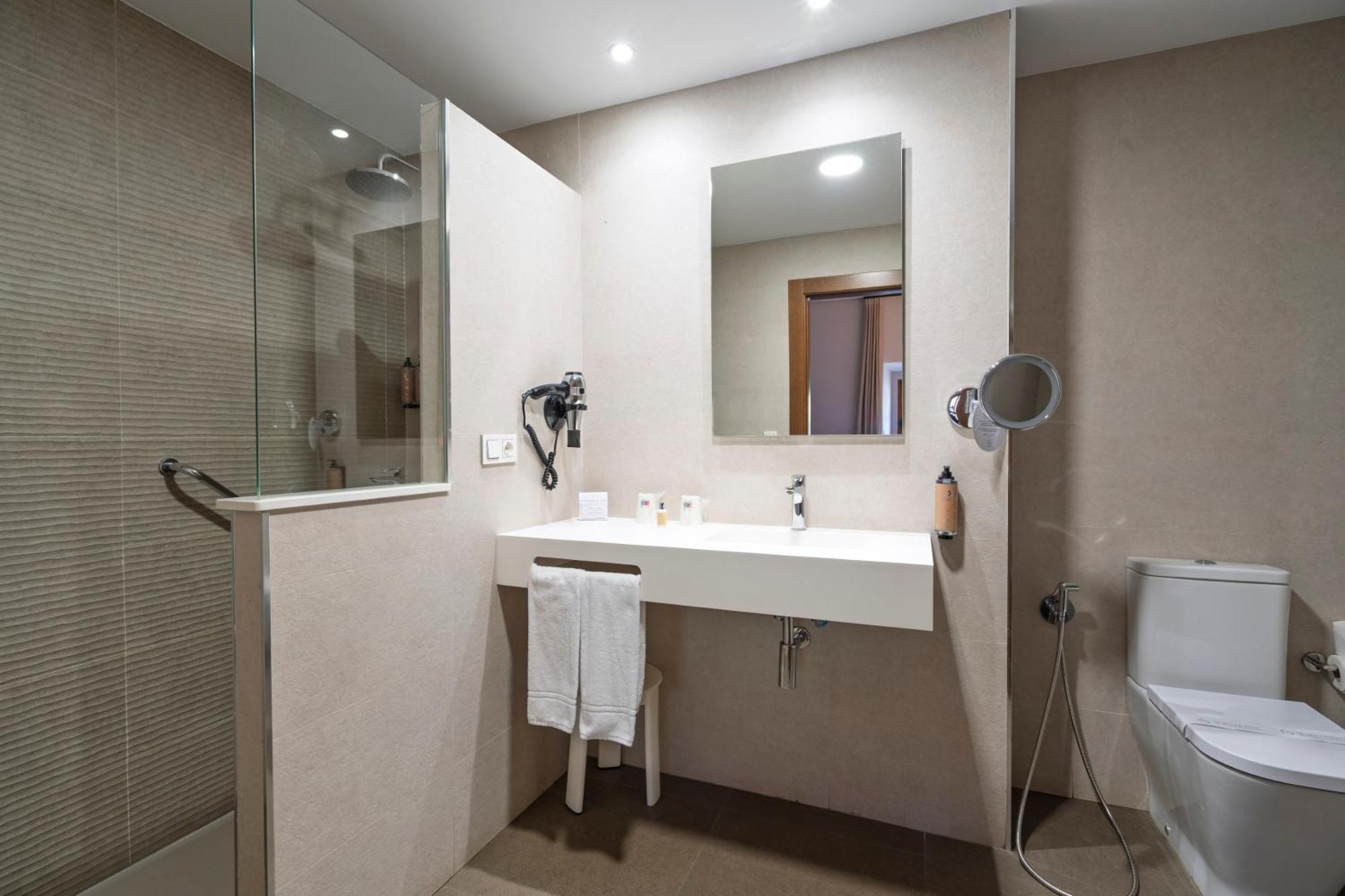 Standard Double or Twin Room,1668051437:JPEG