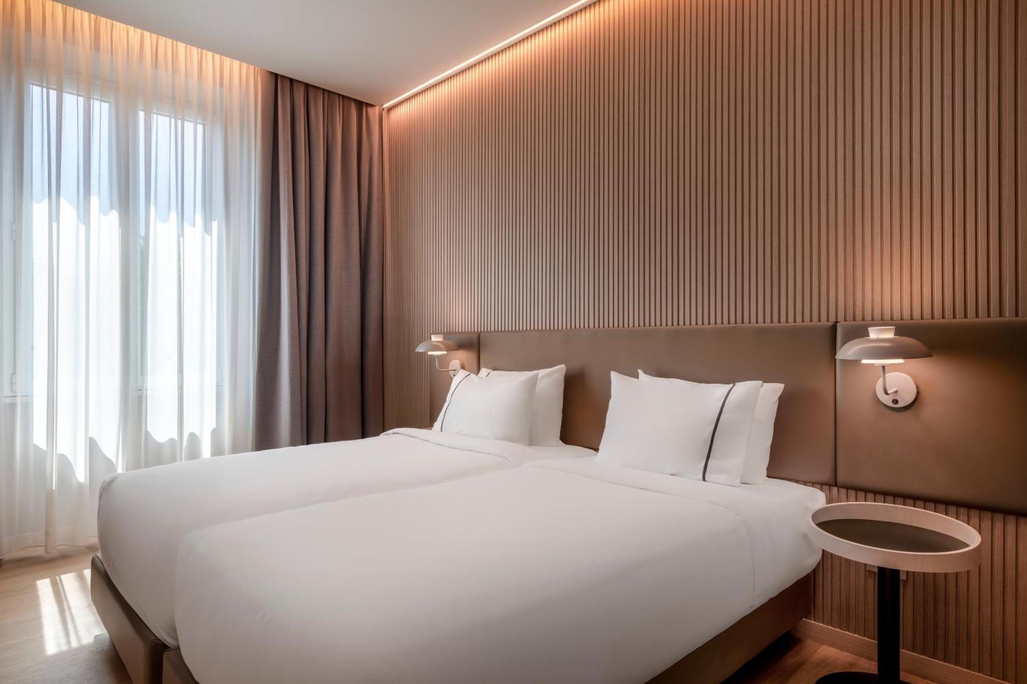 Standard Twin Room with Two Twin Beds and City View