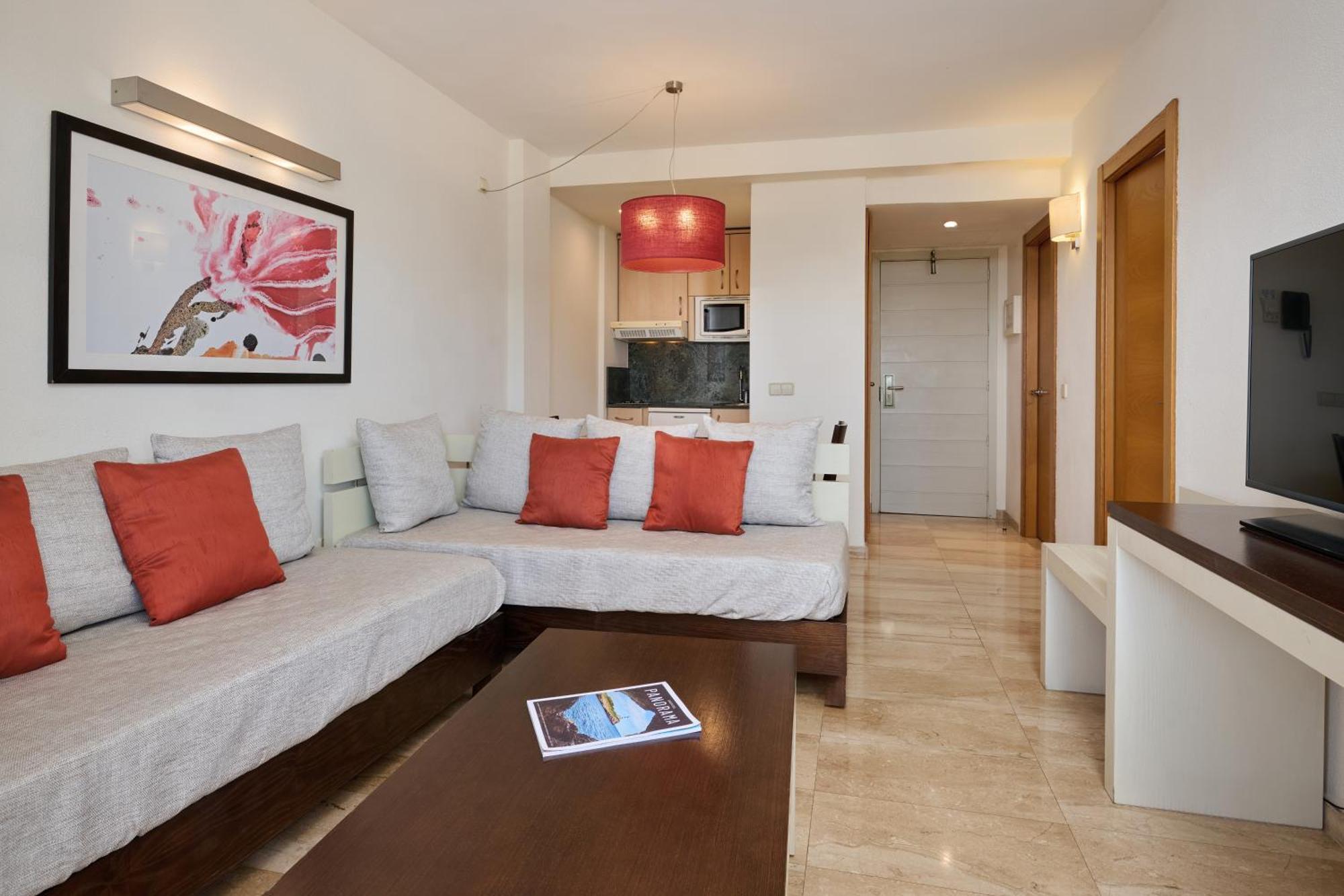 One-Bedroom Apartment (2 Adults + 2 Children),1306726426:JPEG