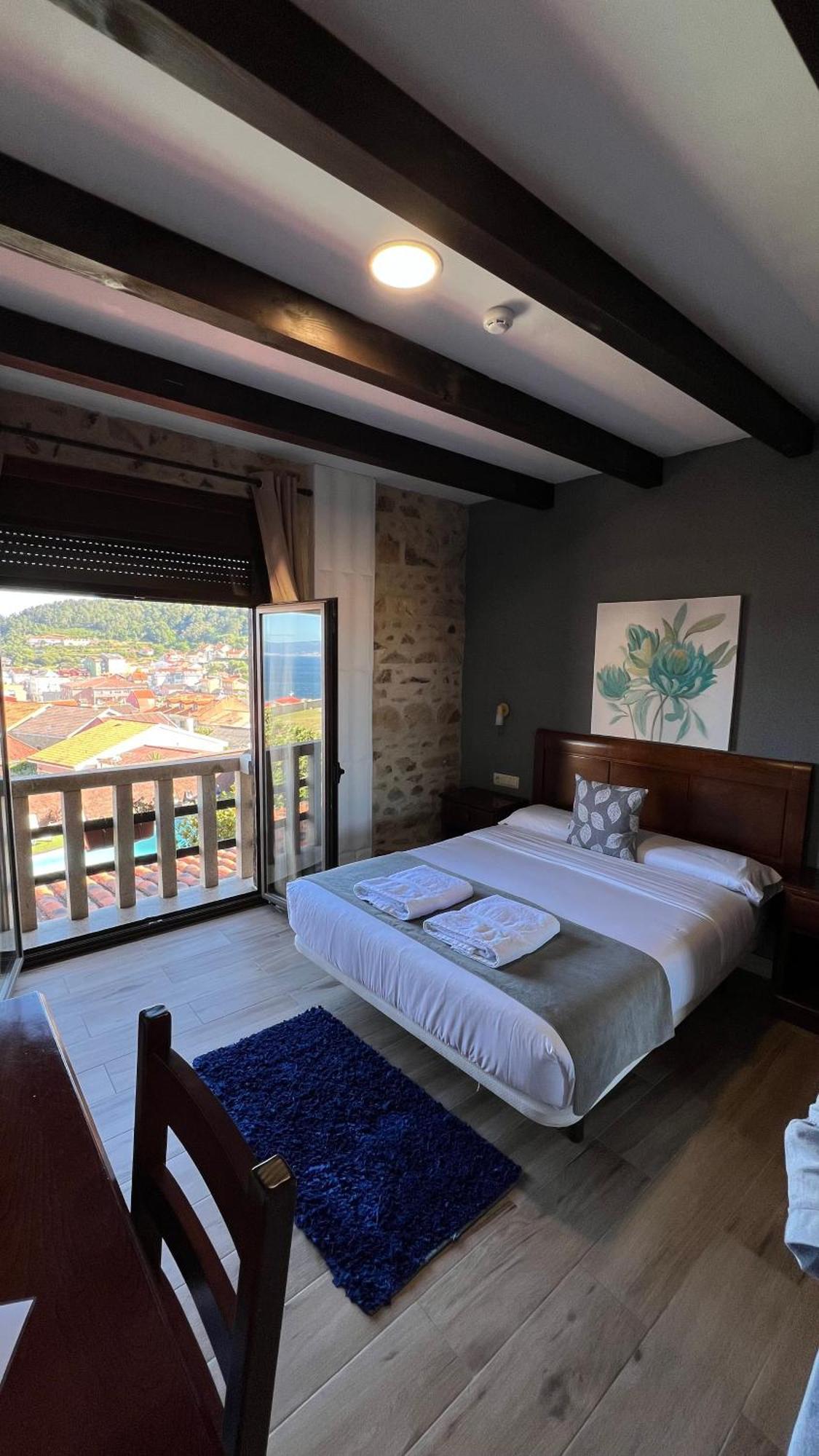 Habitación con cama grande y vistas al mar
