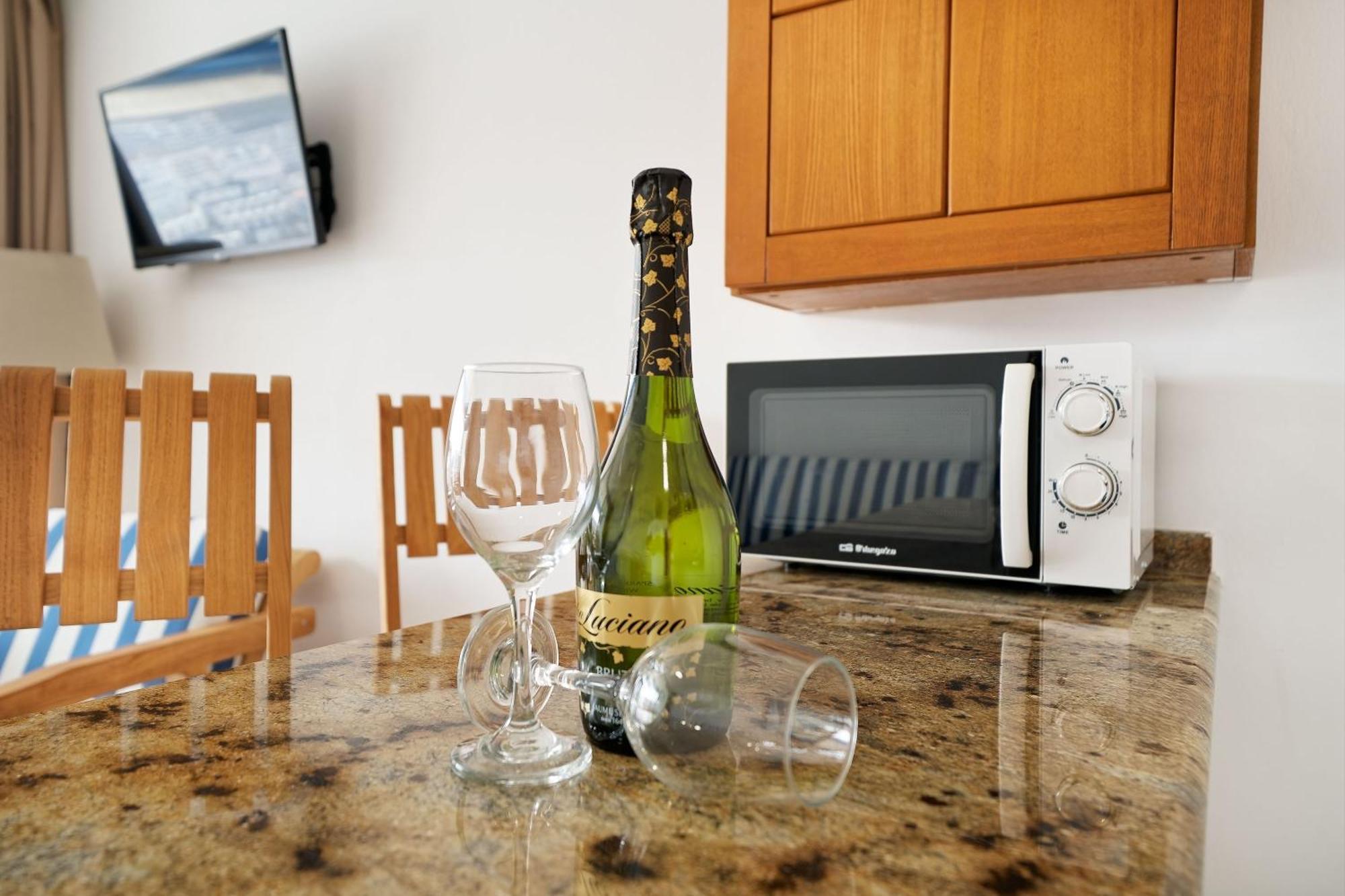Deluxe Two-Bedroom Apartment (2 Adults + 2 children),1696621028:JPEG