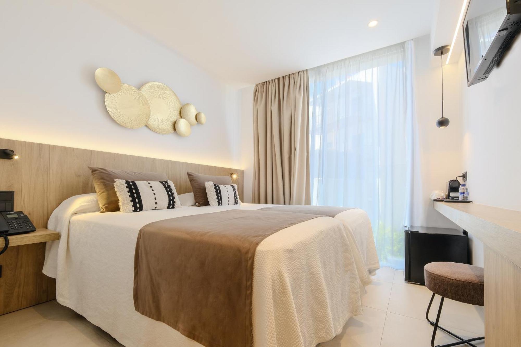 Habitación Doble con balcón (2 adultos + 1 niño)