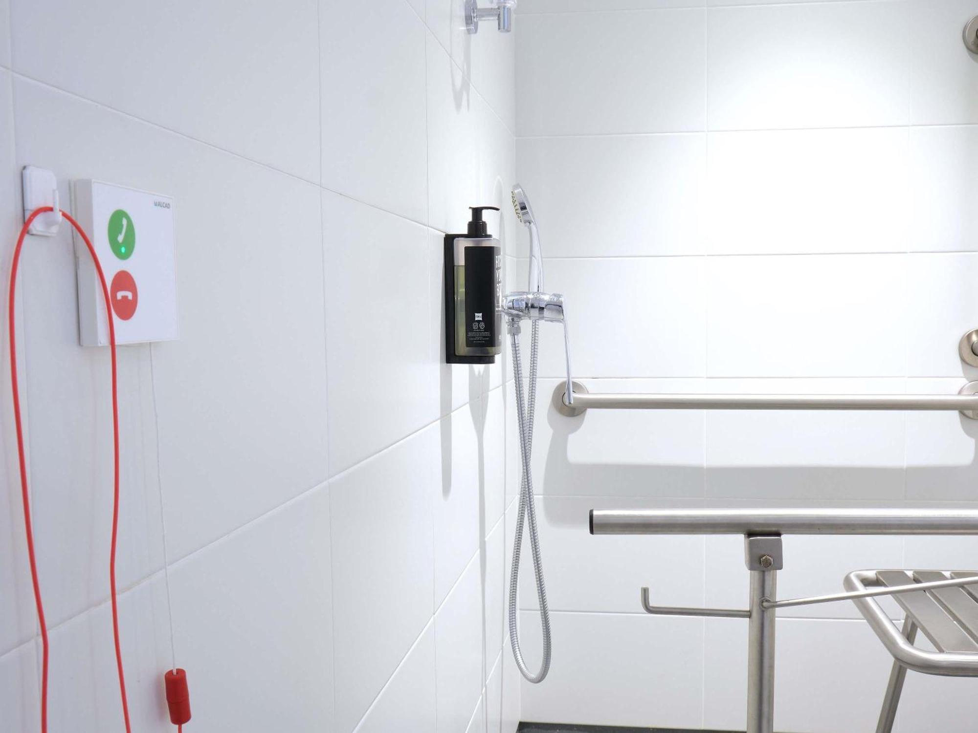 Tweepersoonskamer met 2 Aparte Bedden - Geschikt voor Gasten met een Lichamelijke Beperking