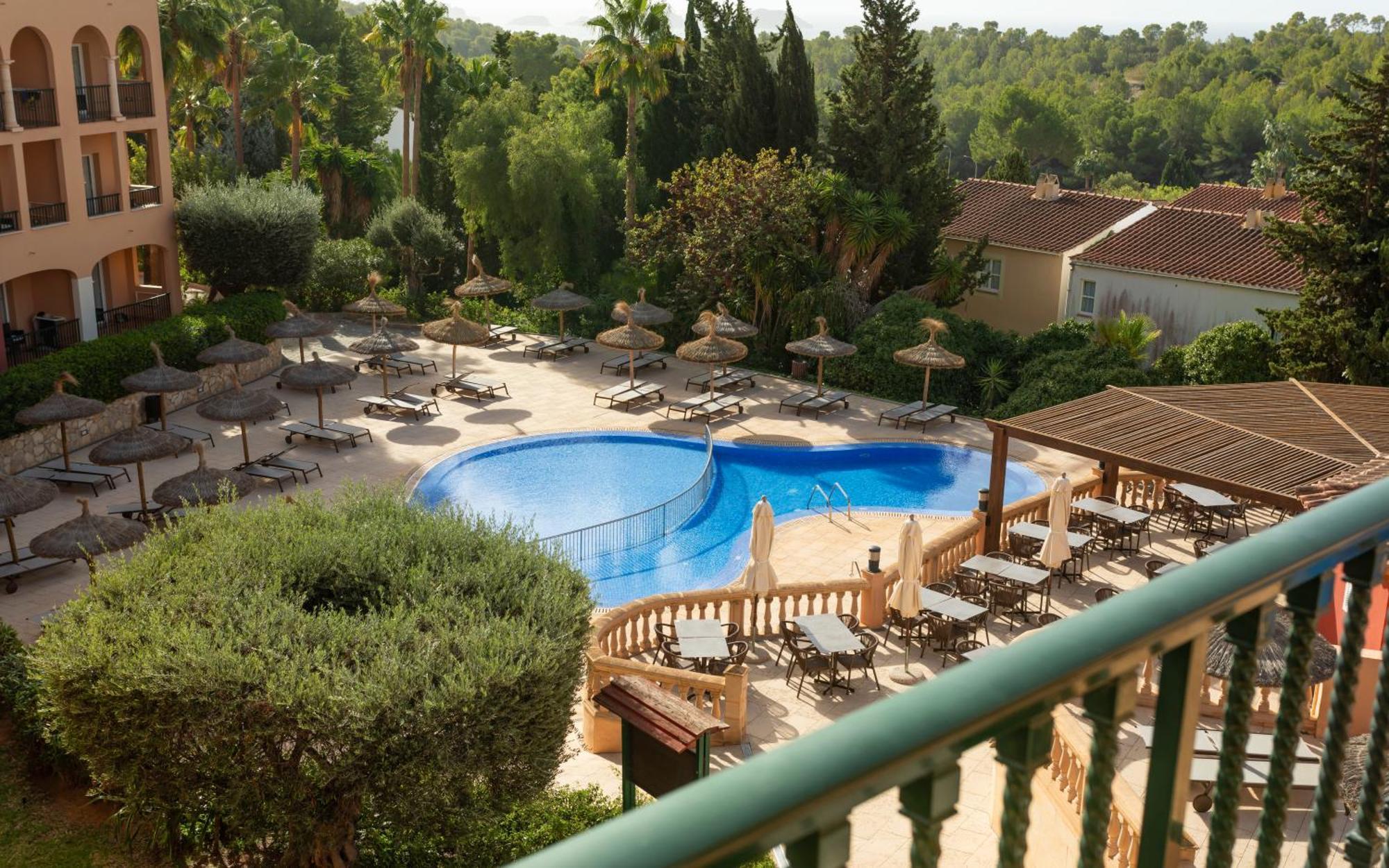 Double Room with Balcony (2 Adults + 1 Child),1722929904:JPEG