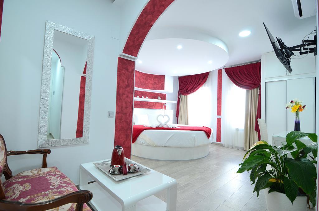 Romantic Suite with Round Bed,174053355:JPEG