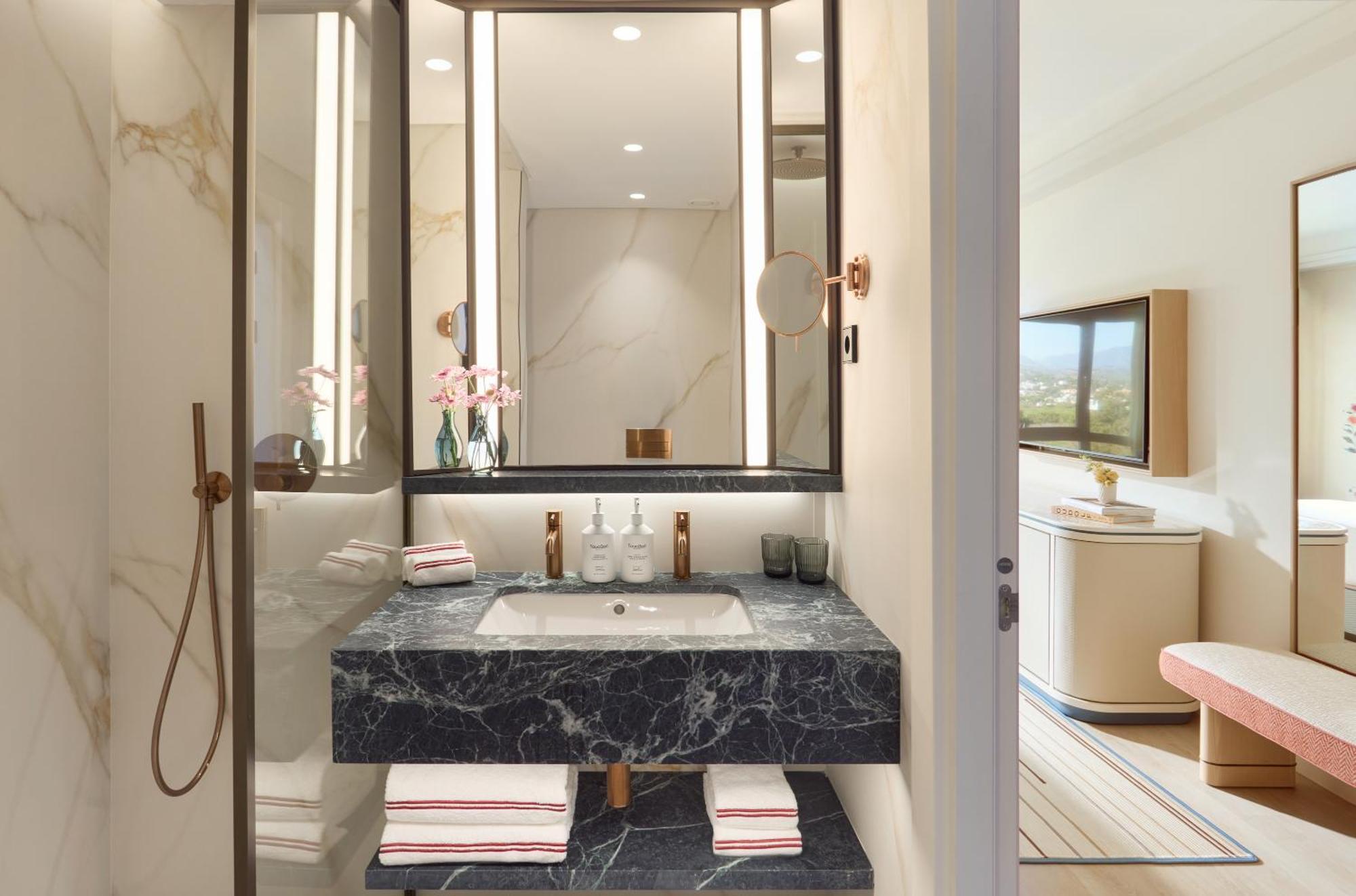 Superior Double or Twin Room,1742582550:JPEG