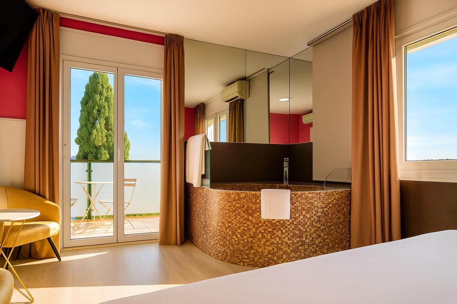 King Suite with Balcony,1742800050:JPEG