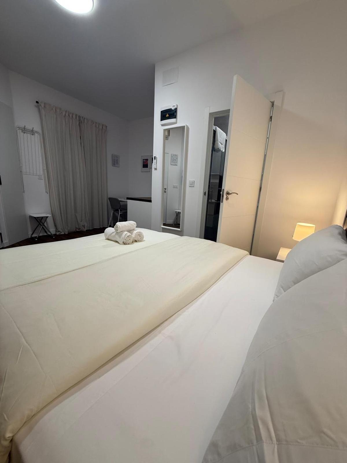 Habitación con cama grande y balcón