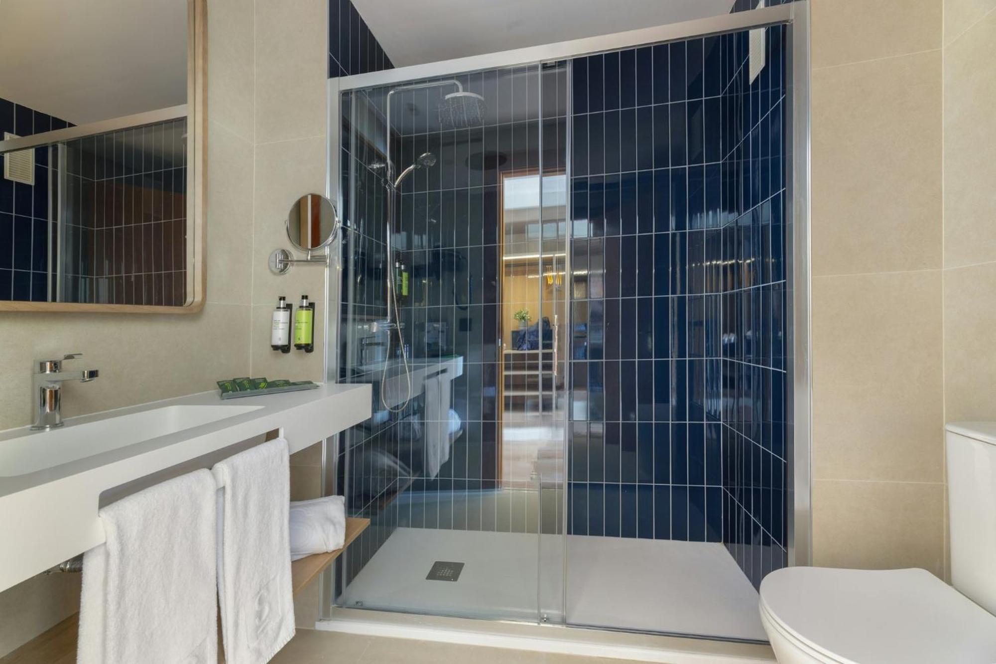 Superior Twin Room with Balcony and Sea View,1756400671:JPEG