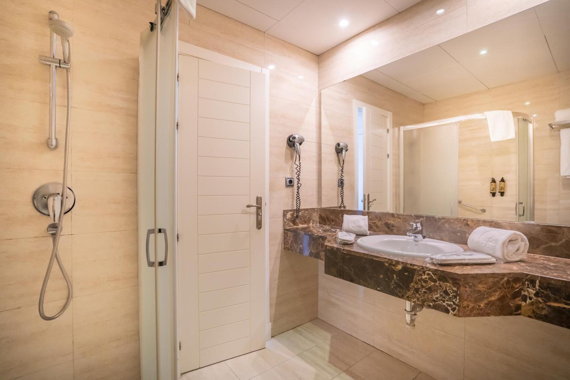 One-Bedroom Apartment Sea View