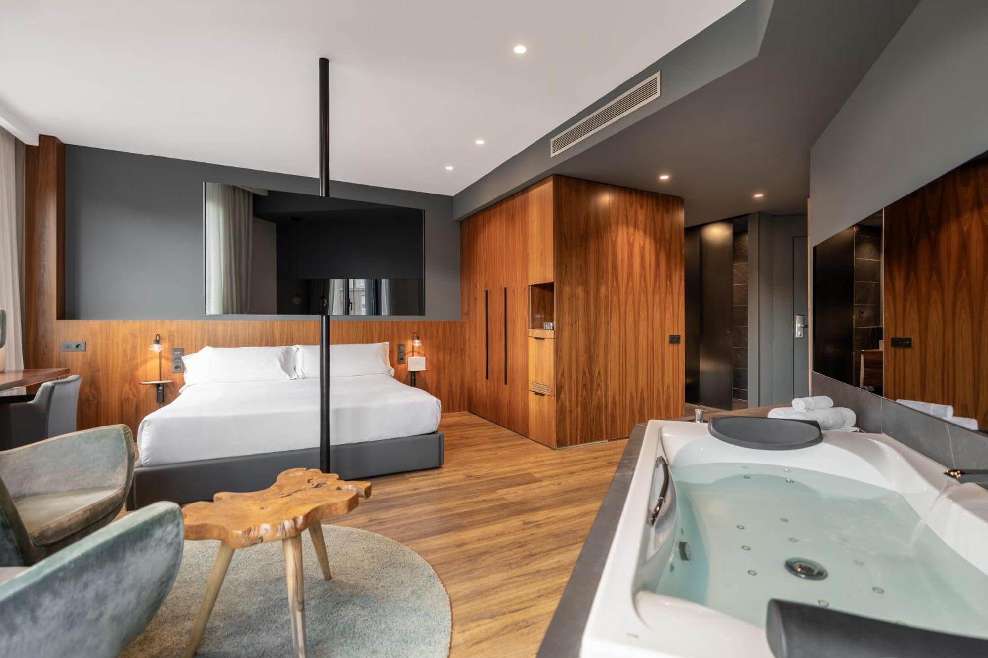 Suite Spa Bath,1758275090:JPEG