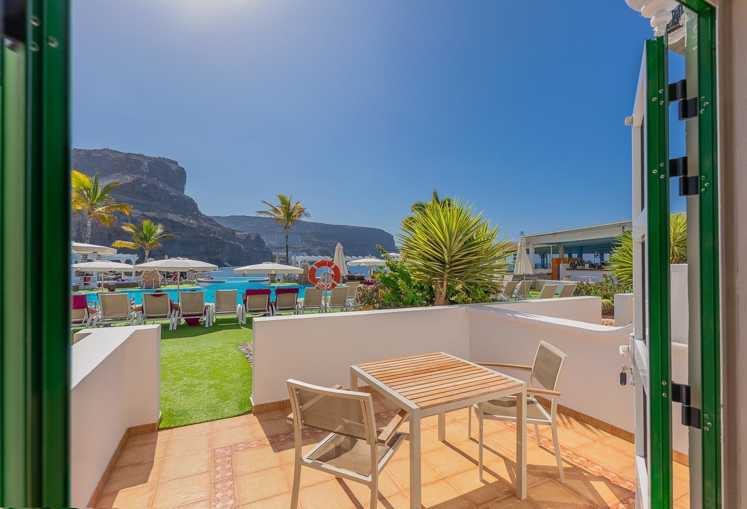 Habitación Doble con terraza y vistas a la piscina (2 adultos y 1 niño)