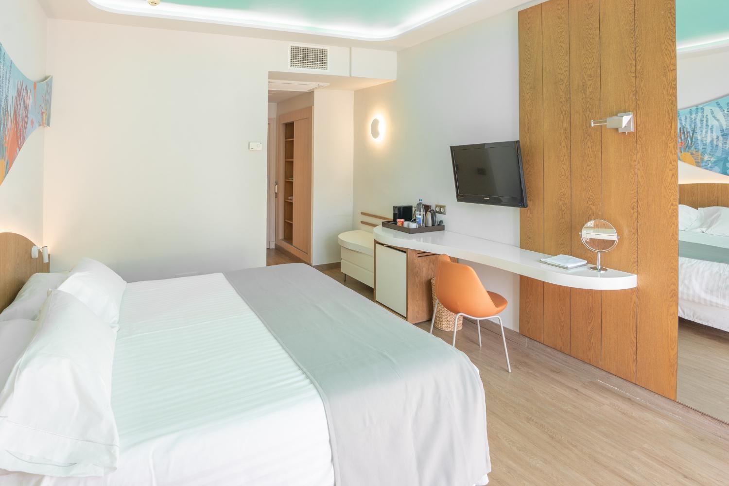 Habitación Doble con balcón o terraza (2 adultos + 1 niño)