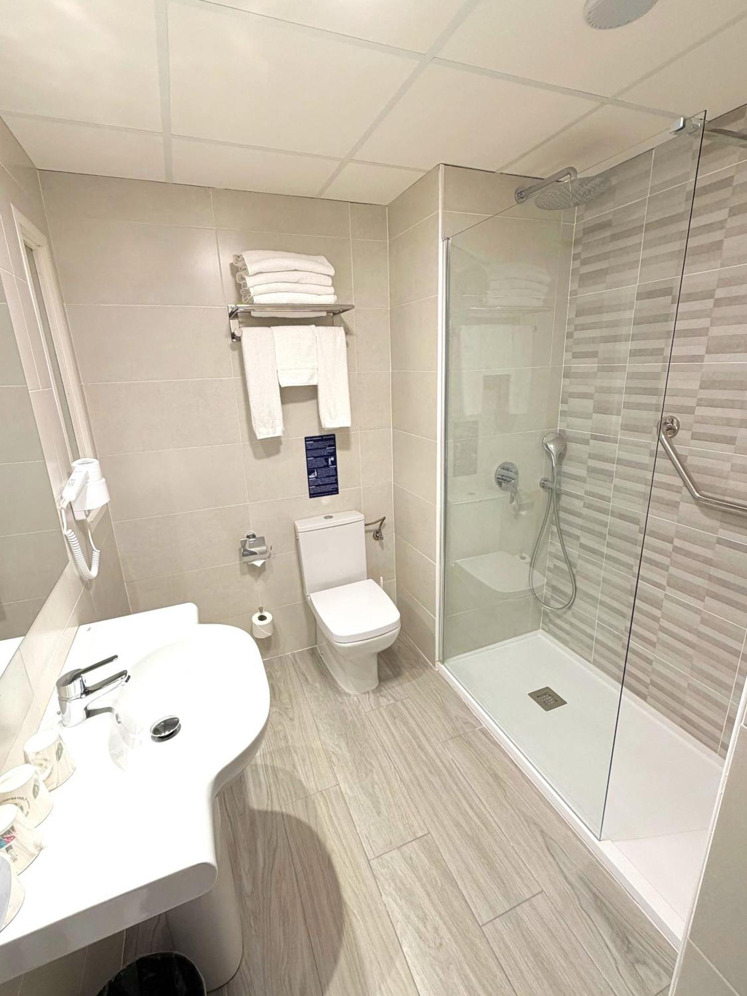 Twin Room,1765811327:JPEG