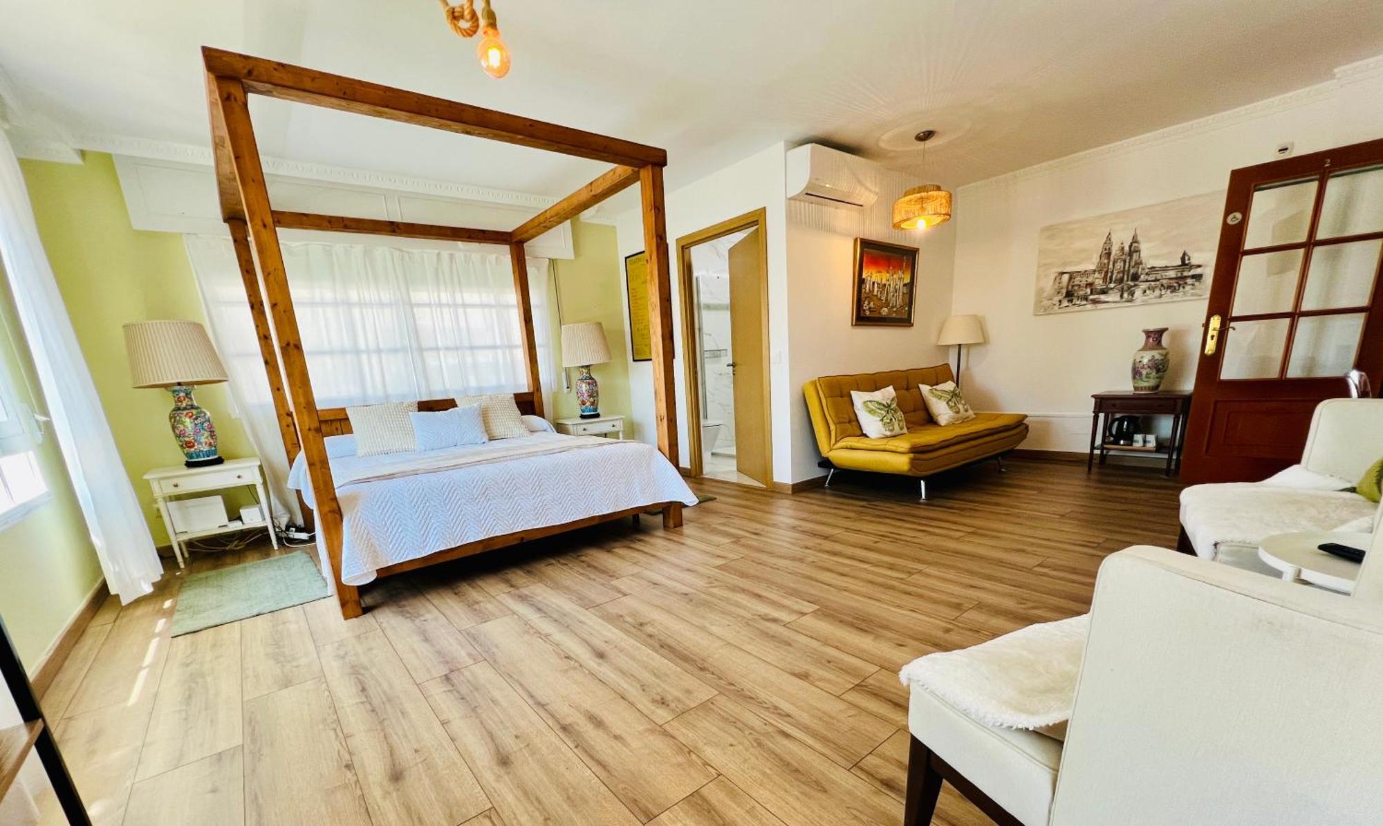 Suite con cama extragrande y vistas a la piscina