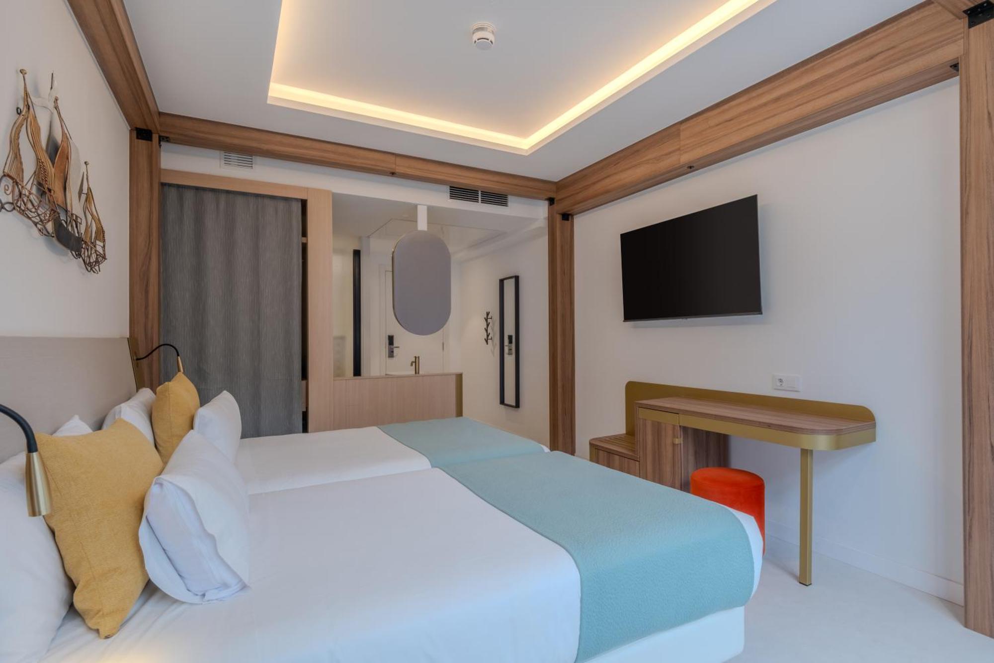 Habitación Superior con 2 camas individuales y vistas al río