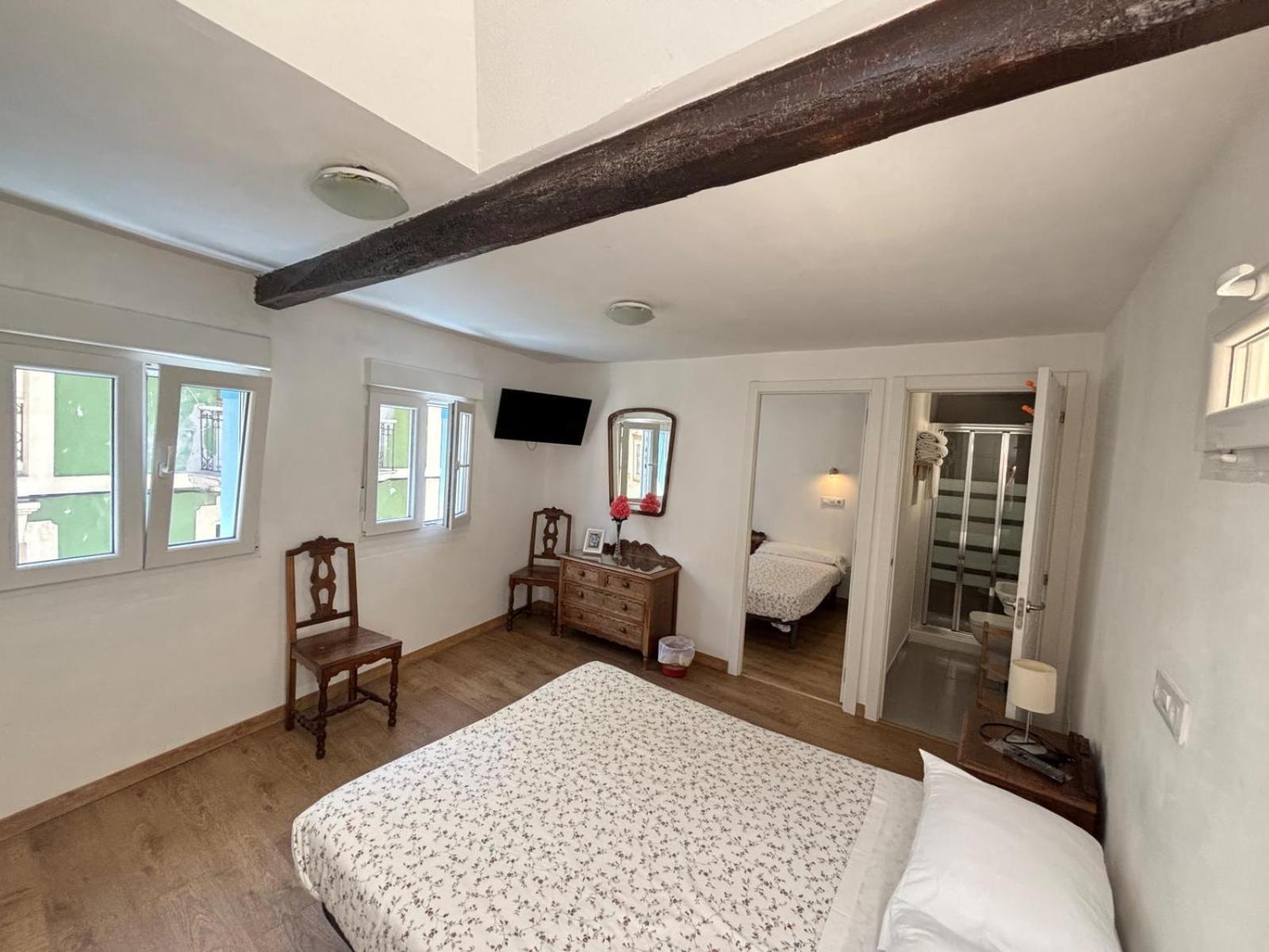 Deluxe Double Room Shower