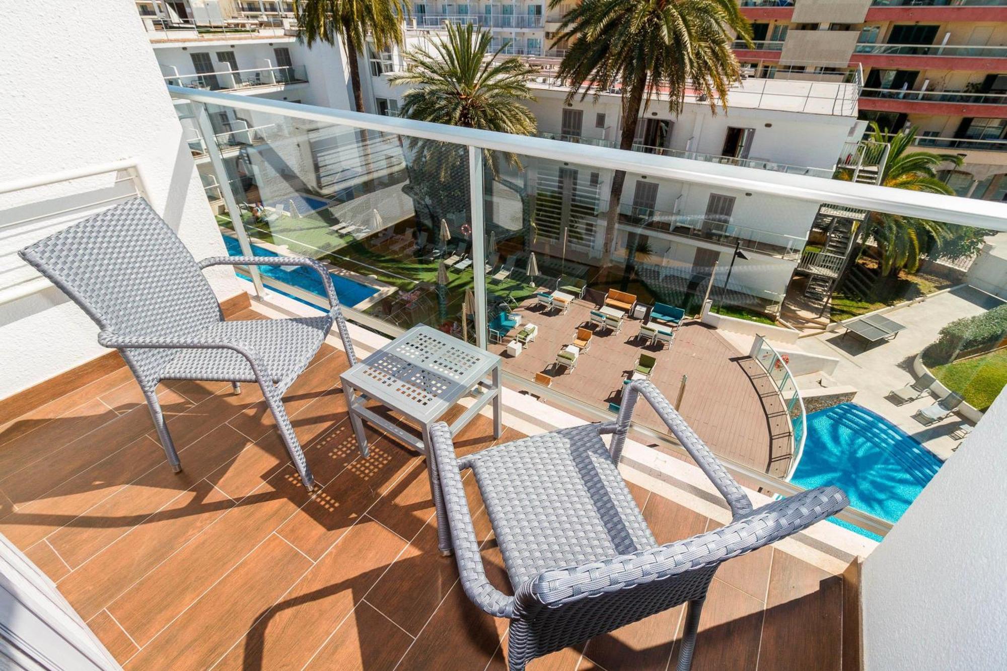 Twin Room Pool View