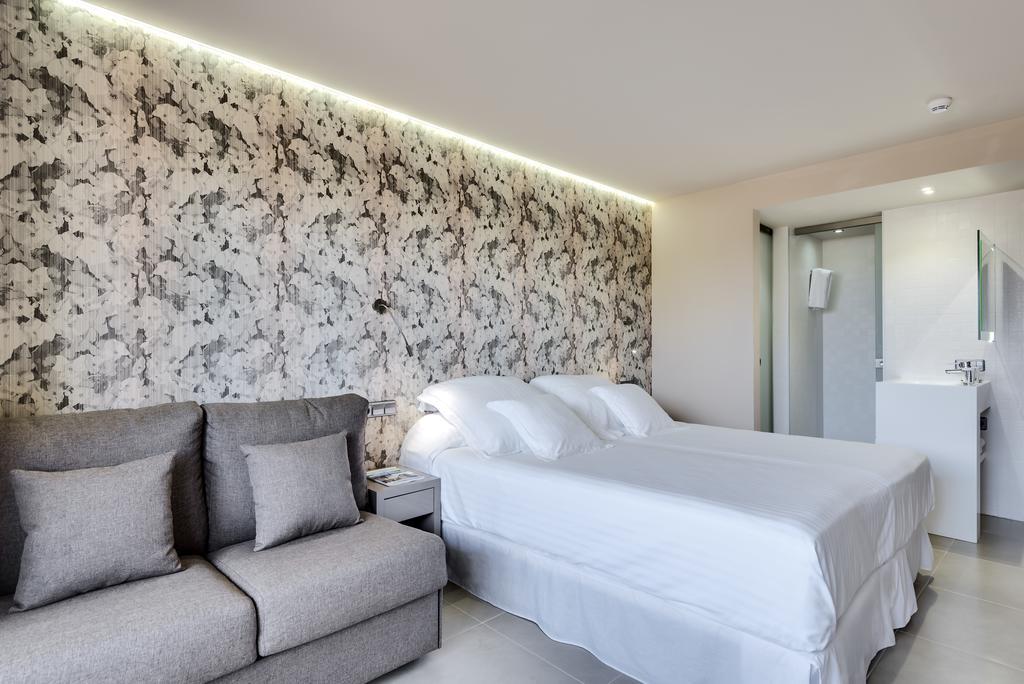 Hébergement Familial Supérieur - Vue sur Piscine (3 Adultes + 1 Enfant)