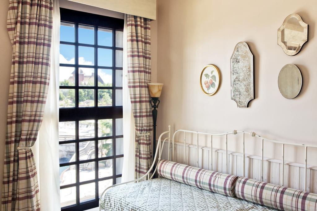 Family Room with Access to PortAventura Park (2 Adults + 3 Children) + 1 ticket to Ferrari Land