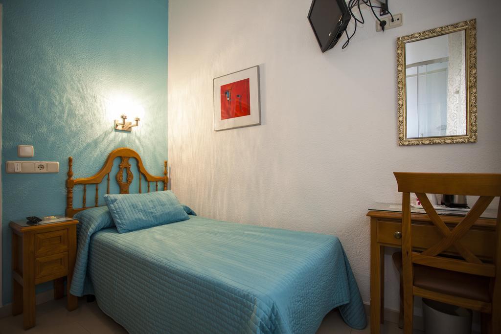 Single Room with Shared Toilet