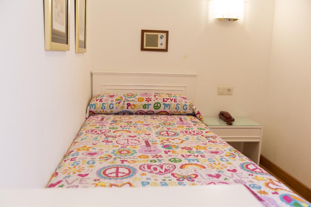 Single Room with Private Bathroom,395382771:JPEG