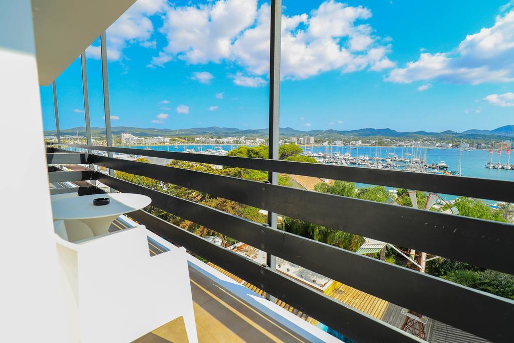 Double or Twin Room with Sea View